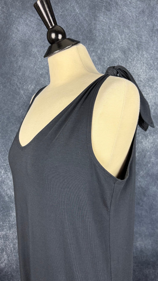 Combinaison noire courte confortable et extensible, Fig, taille medium. Vue de l'encolure.