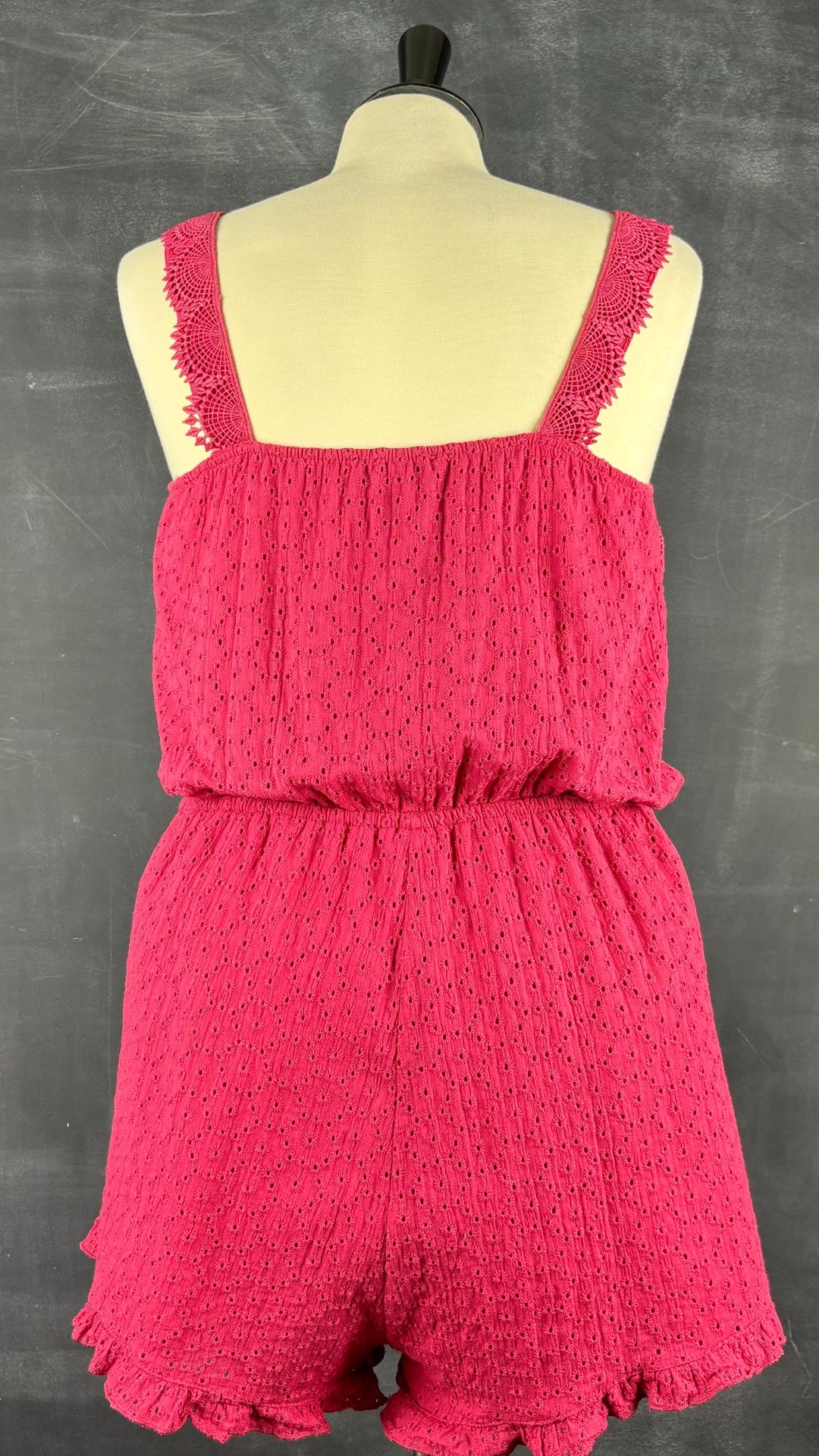 Combinaison rose avec broderie anglaise et dentelle Sperry, taille m/l. Vue de dos.