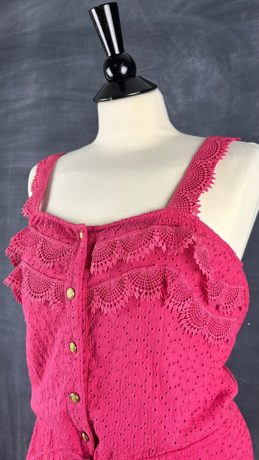 Combinaison rose avec broderie anglaise et dentelle Sperry, taille m/l. Vue de l'encolure.