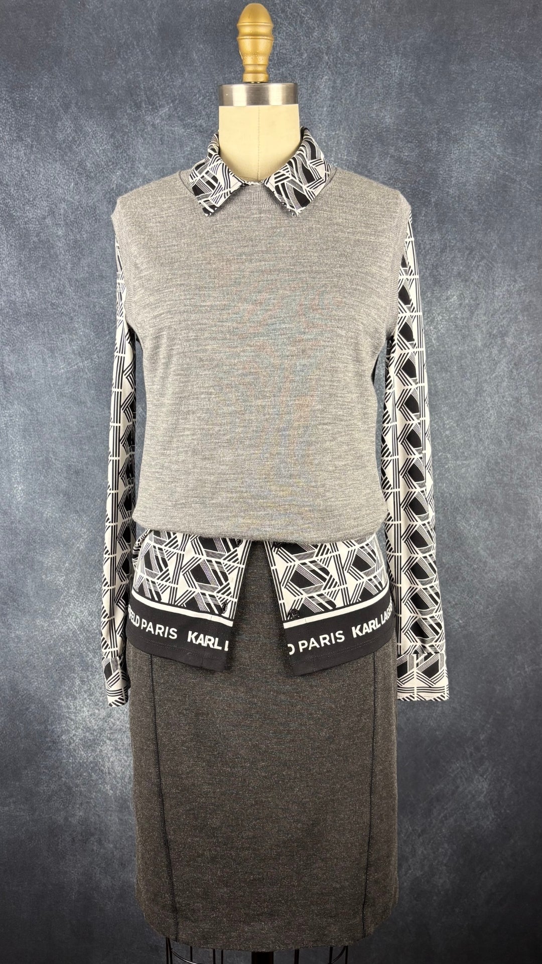 Débardeur gris chiné en fine laine mérinos extensible Banana Republic, taille small. Vue de l'agencement avec la jupe crayon grise Iris Setlakwe et le chemisier à motifs géo Karl Lagerfeld.