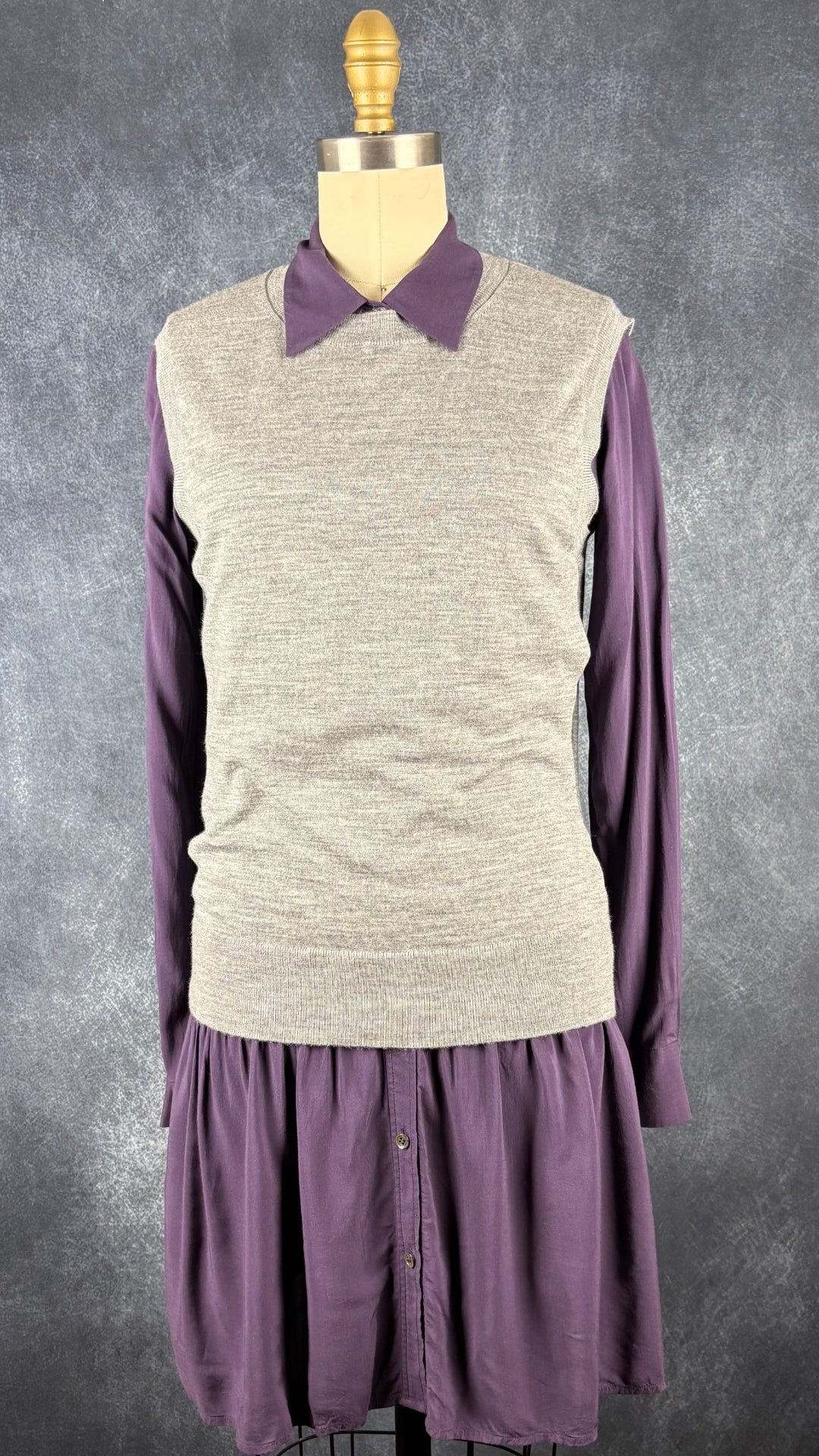 Débardeur gris chiné en fine laine mérinos extensible Banana Republic, taille small. Vue de l'agencement avec la robe chemisier prune en soie Theory.