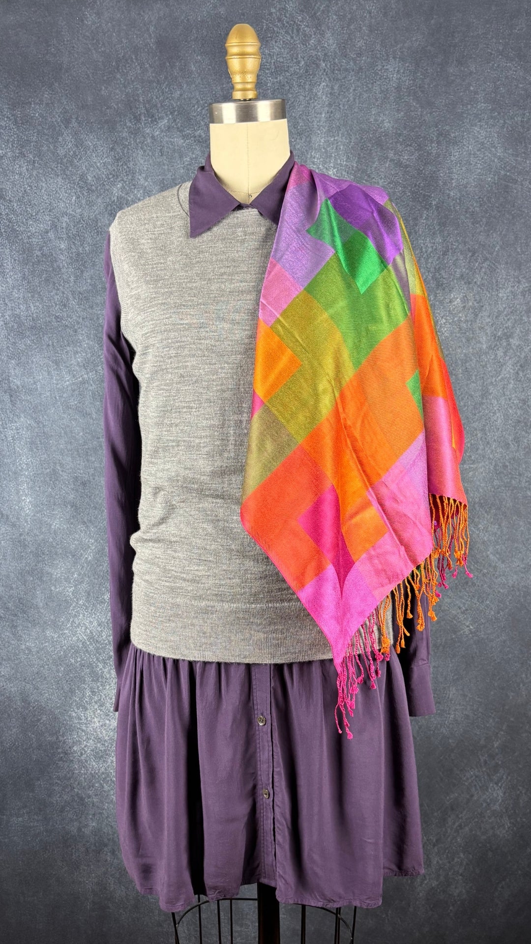 Débardeur gris chiné en fine laine mérinos extensible Banana Republic, taille small. Vue de l'agencement avec la robe chemisier prune en soie Theory et le foulard en soie tissée colorée.