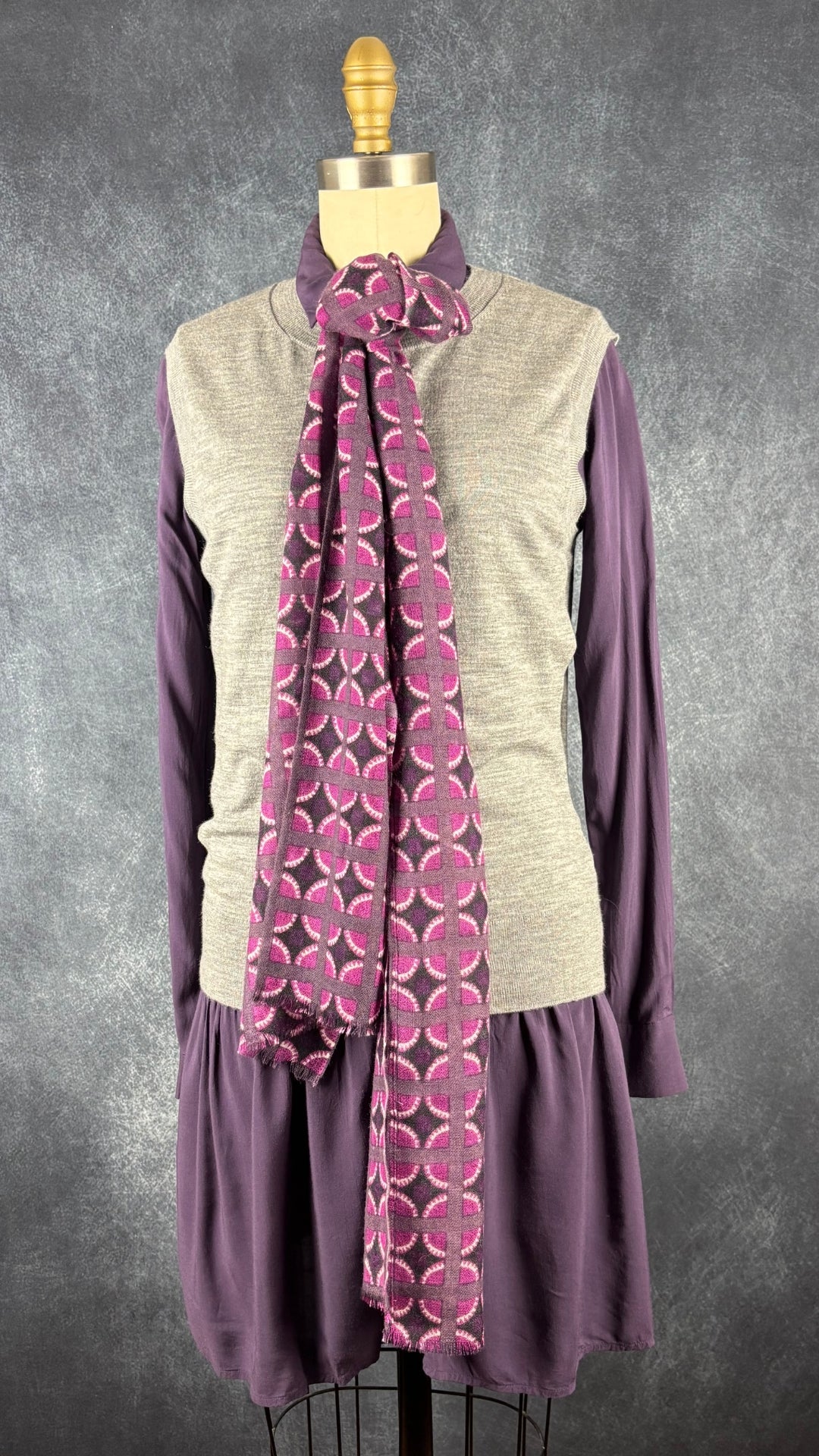 Débardeur gris chiné en fine laine mérinos extensible Banana Republic, taille small. Vue de l'agencement avec la robe chemisier prune en soie Theory et le foulard en laine et cachemire à motifs mauve.