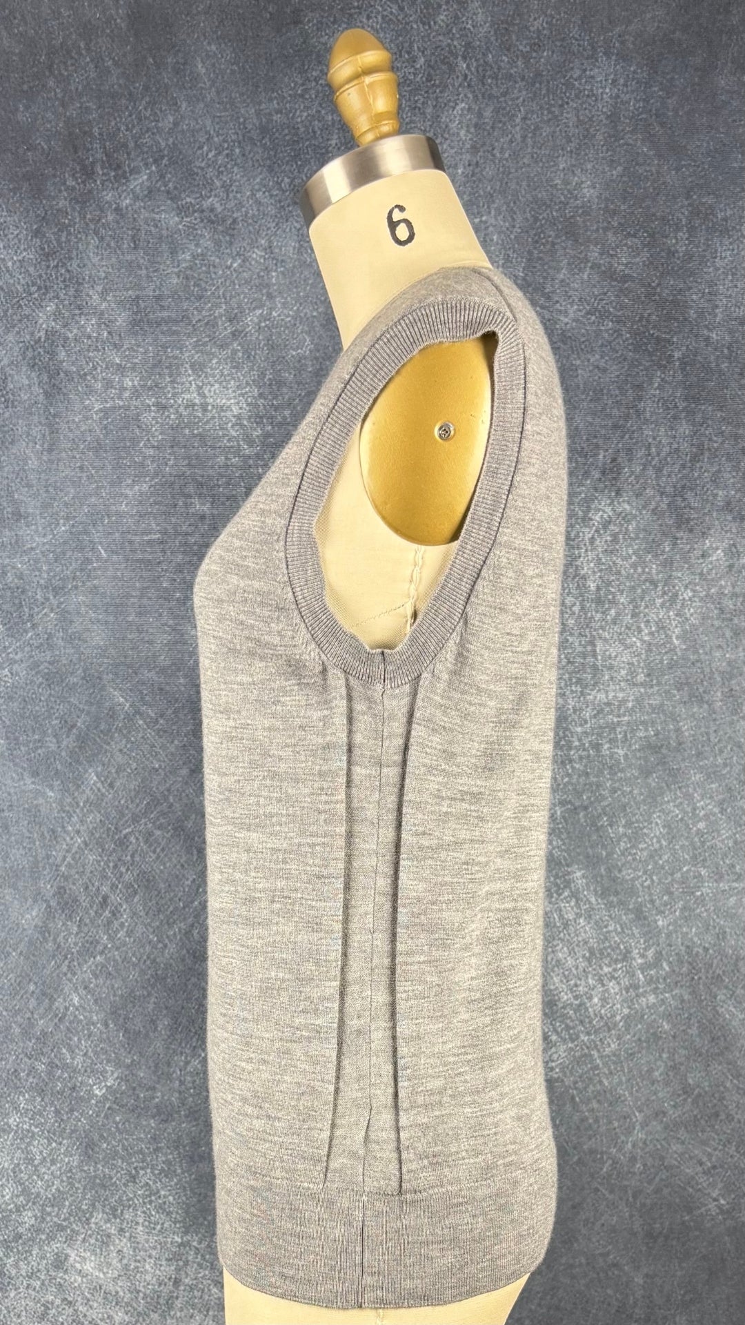 Débardeur gris chiné en fine laine mérinos extensible Banana Republic, taille small. Vue de côté.