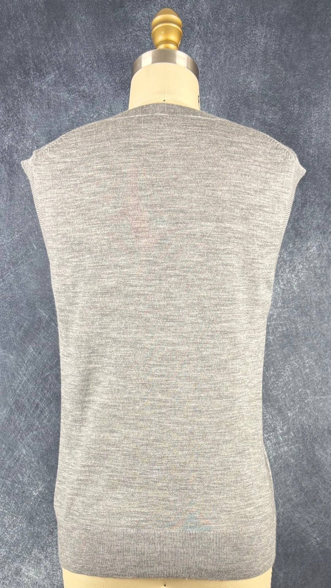 Débardeur gris chiné en fine laine mérinos extensible Banana Republic, taille small. Vue de dos.