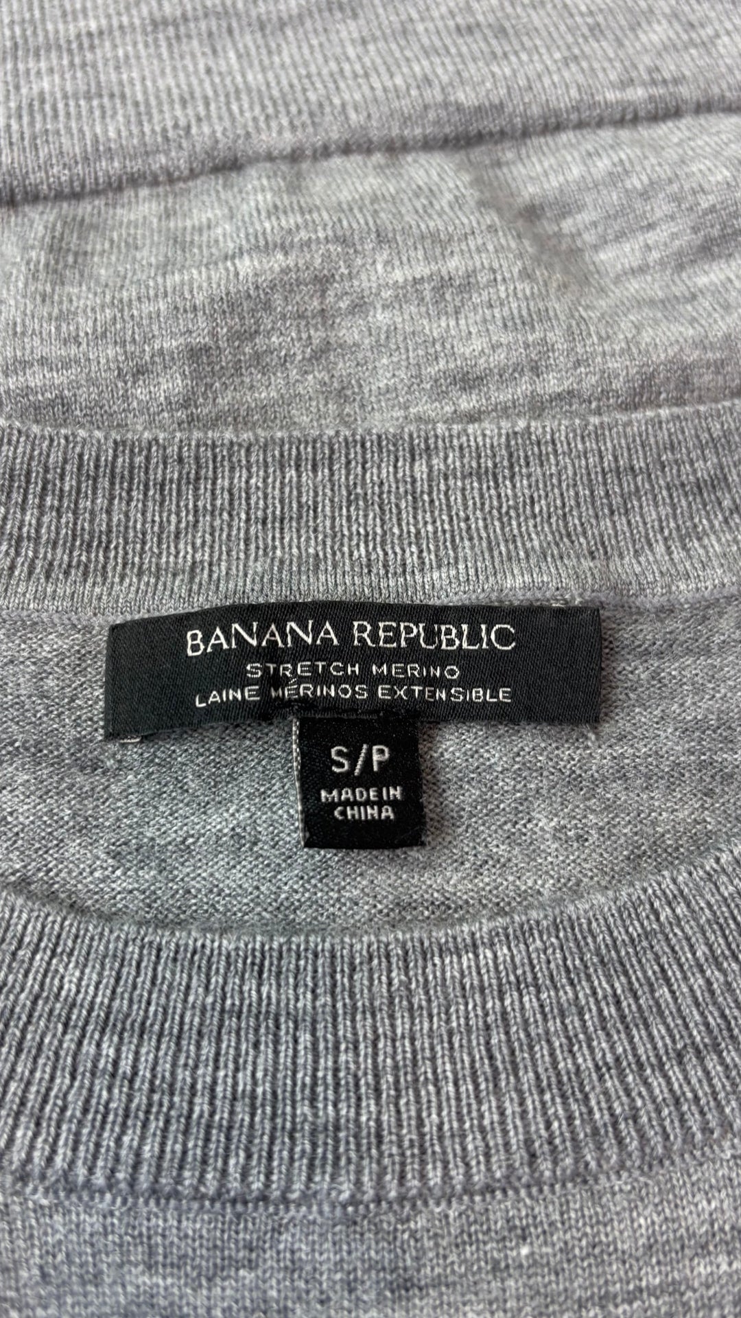 Débardeur gris chiné en fine laine mérinos extensible Banana Republic, taille small. Vue de l'étiquette.