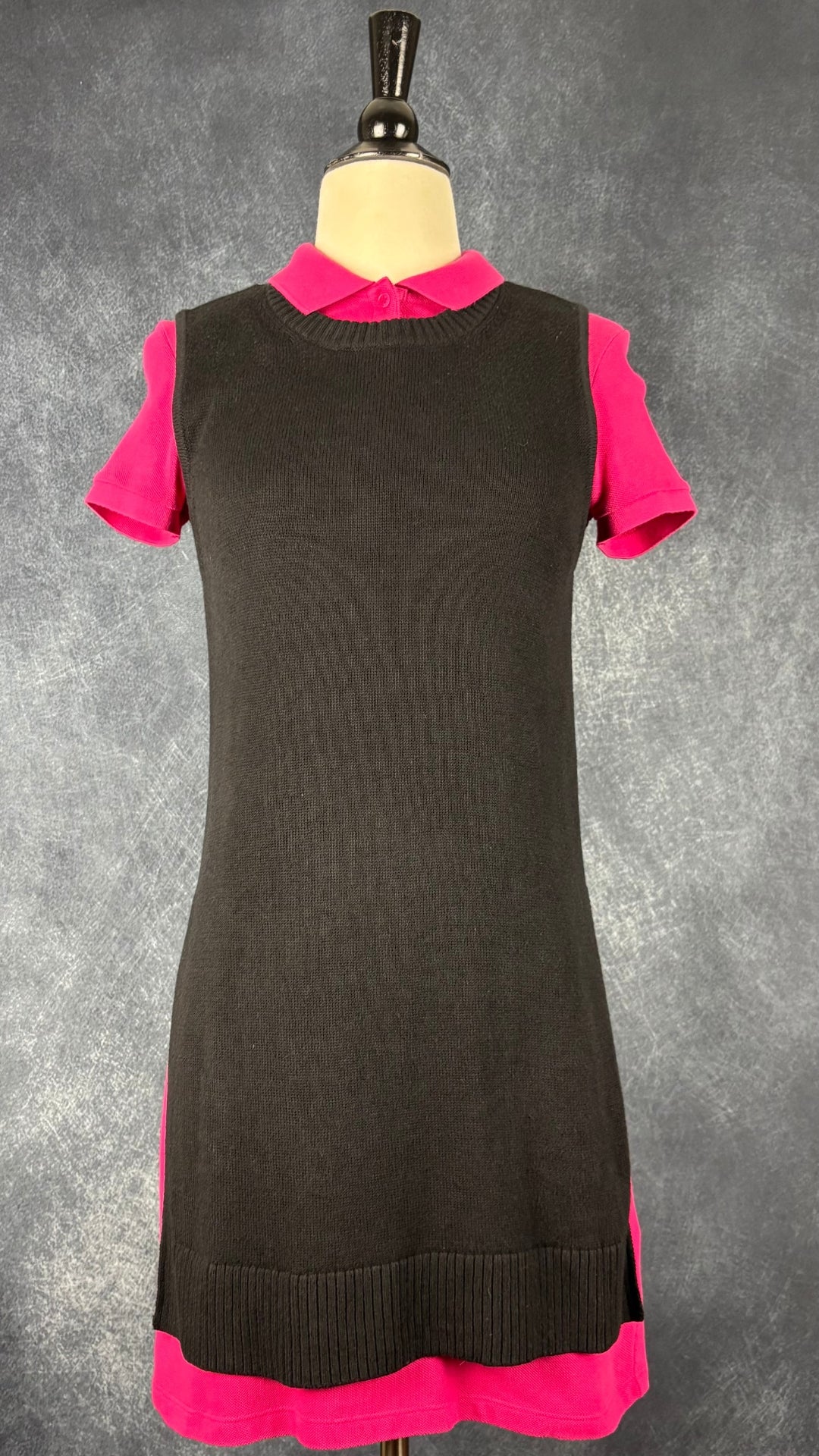 Débardeur long en tricot de coton et soie noir Part Two, taille xs. Vue de l'agencement avec la robe col polo Lacoste fuchsia.