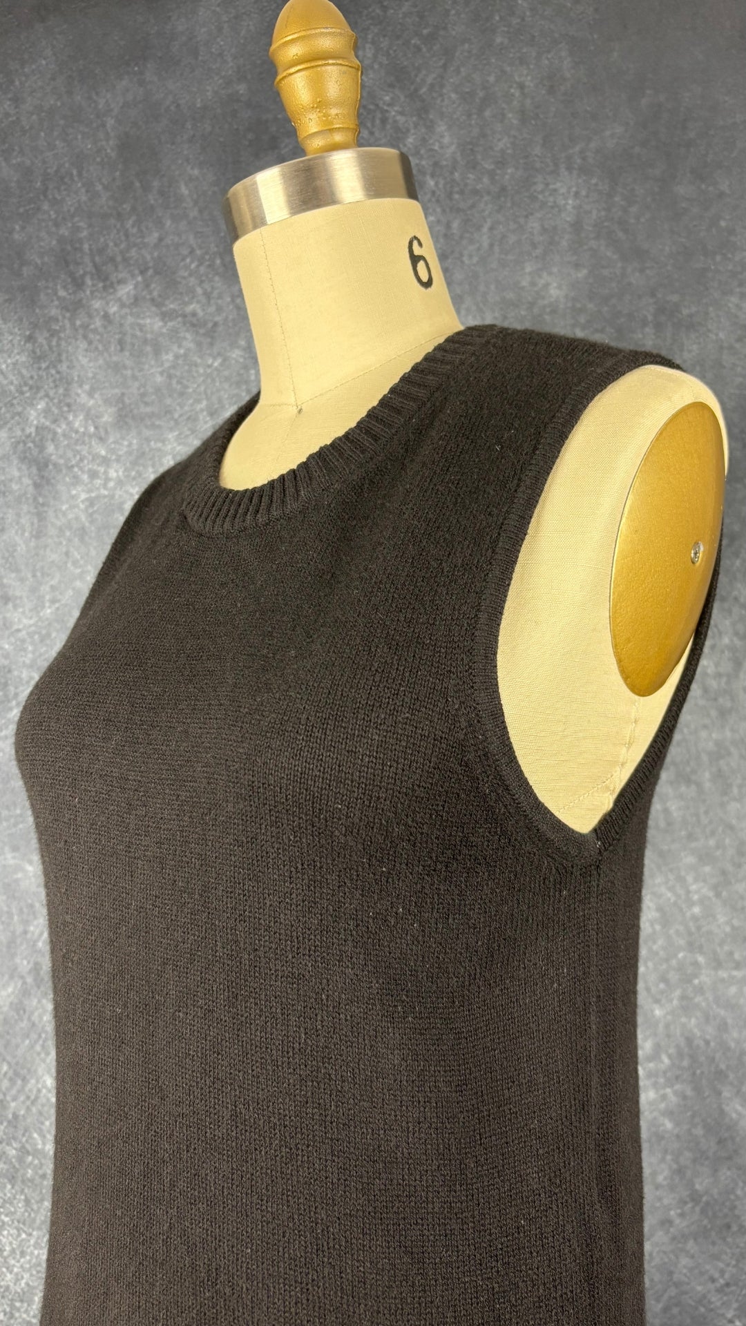 Débardeur long en tricot de coton et soie noir Part Two, taille xs. Vue de l'encolure.
