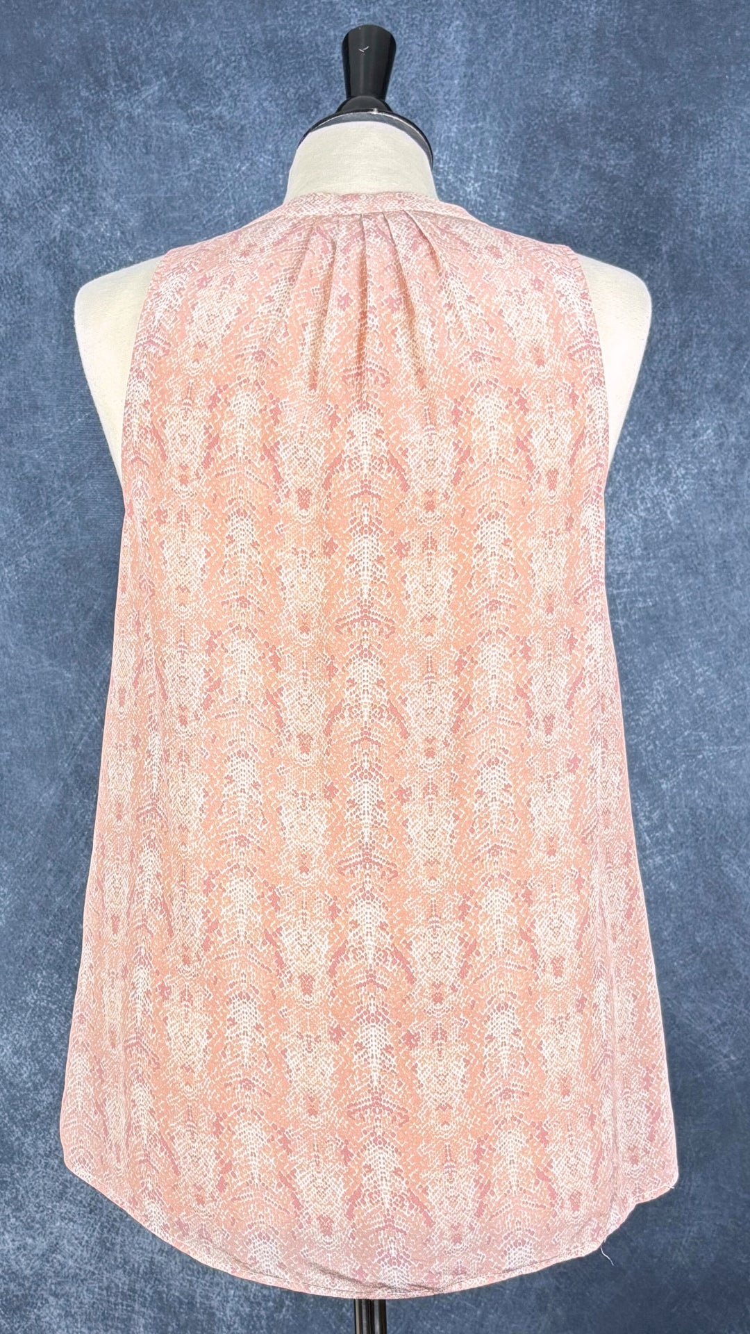 Camisole en soie à délicats motifs animaliers Joie, taille medium. Vue de dos.