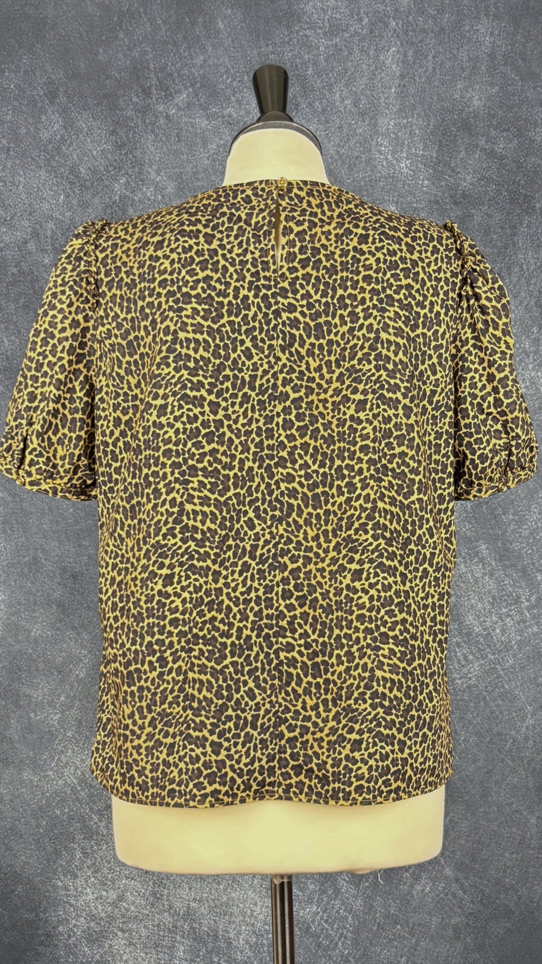 Blouse léopard en popeline de coton J.Crew, taille medium. Vue de dos.