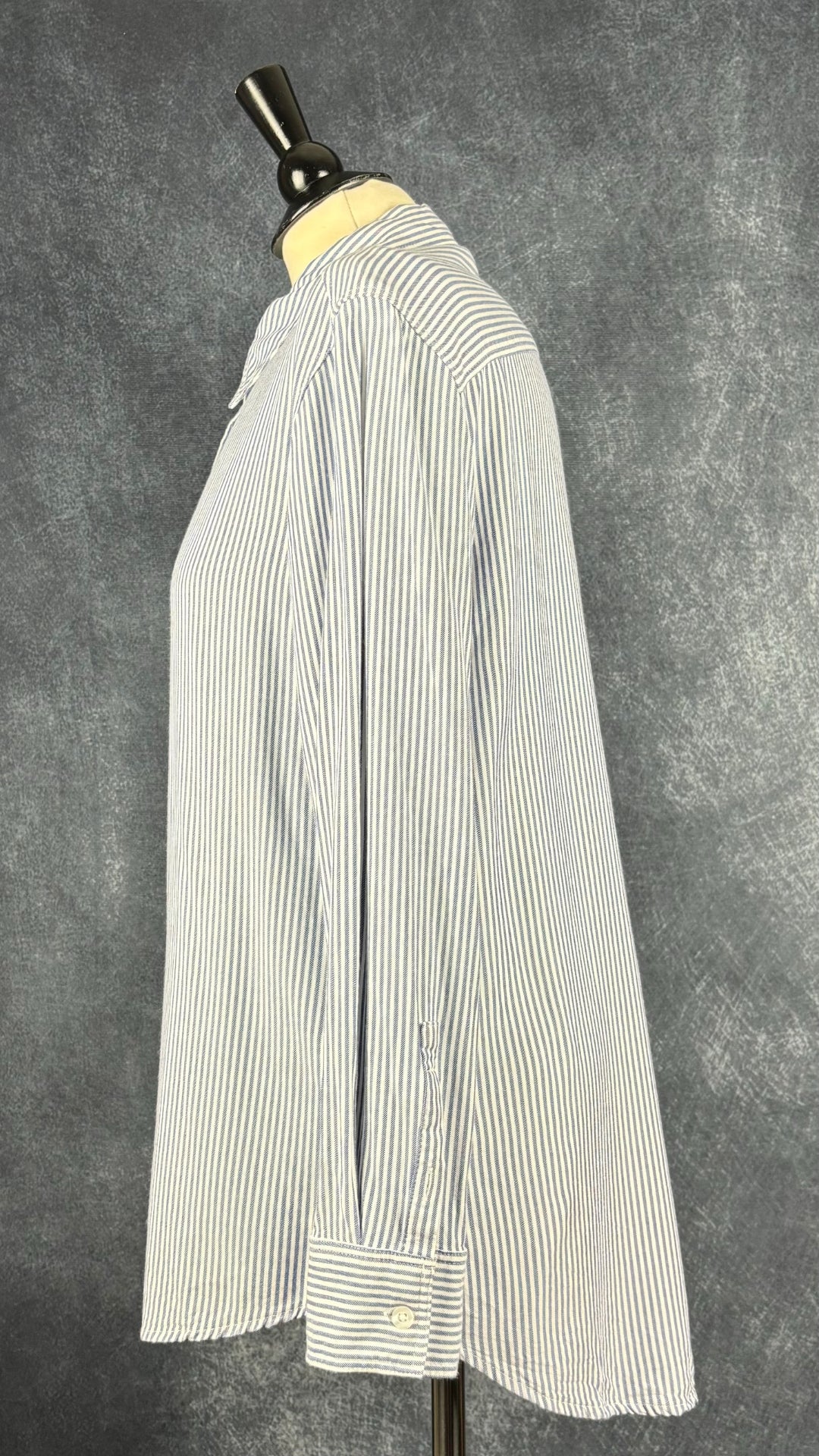 Chemisier à rayures bleues en fine flanelle Tahari, taille large. Vue de côté.