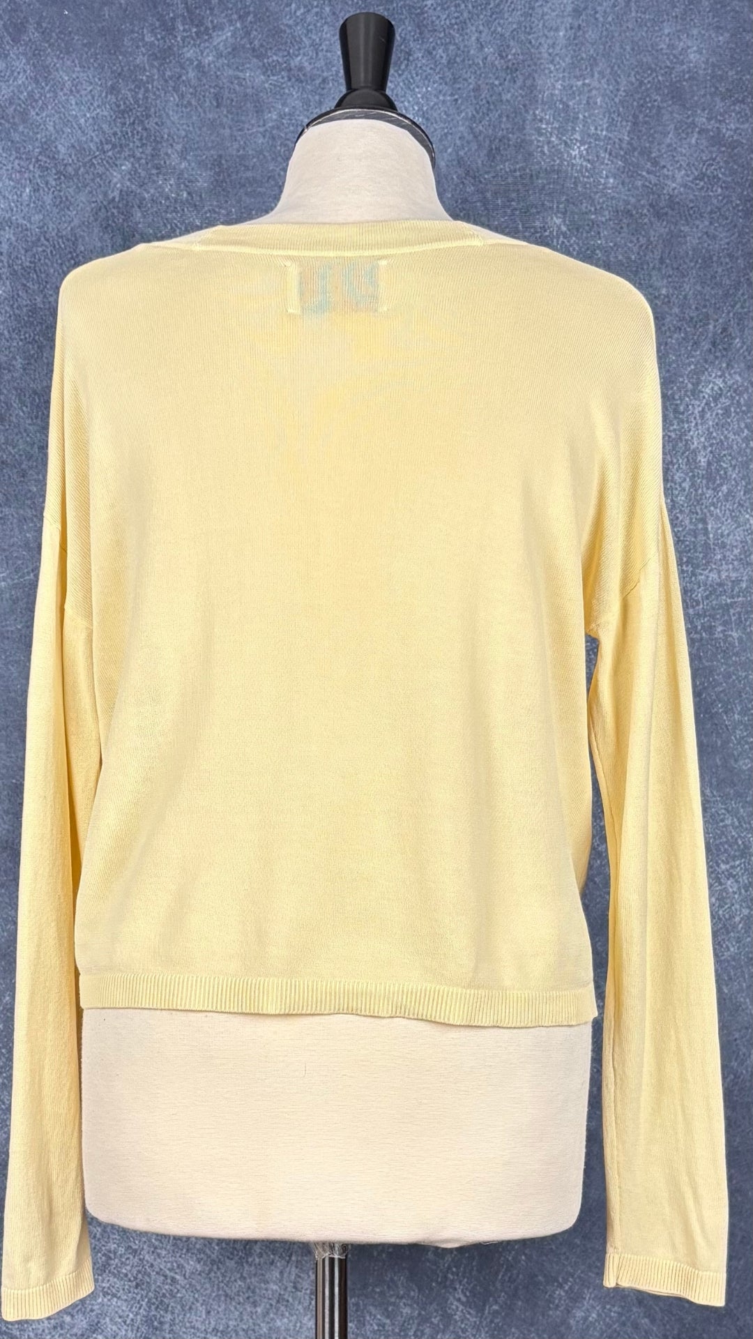 Chandail en tricot fin jaune doux à col en V large Samsøe Samsøe, taille estimée à small. Vue de dos.