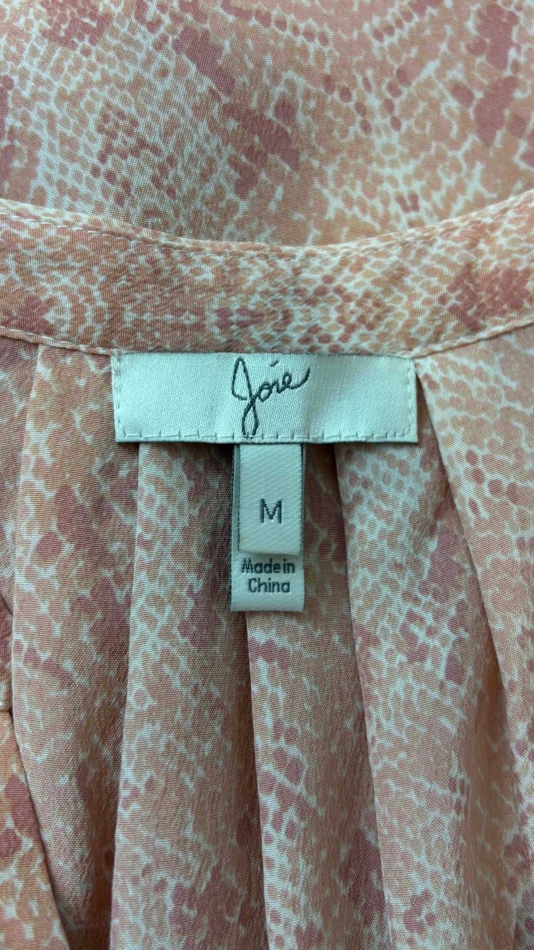 Camisole en soie à délicats motifs animaliers Joie, taille medium. Vue de l'étiquette.