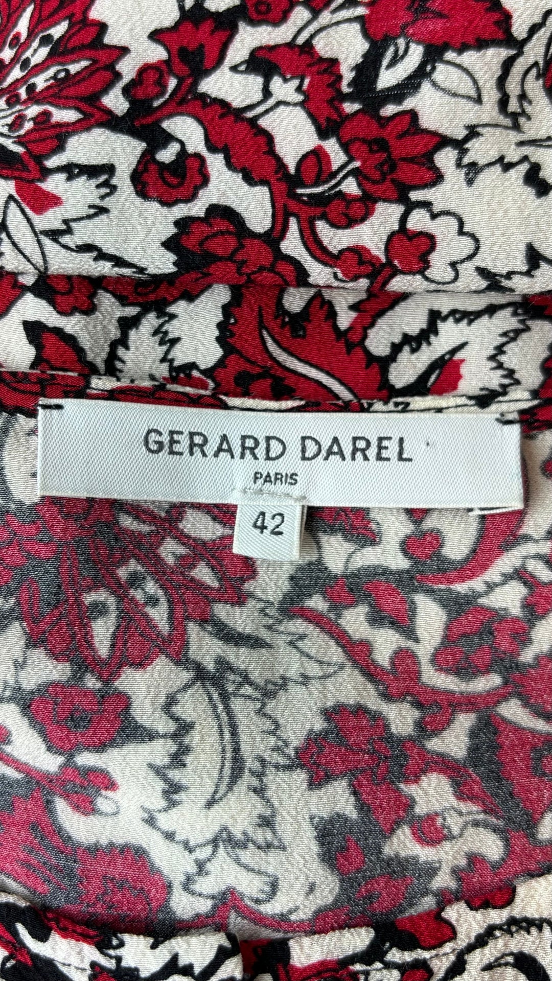 Robe florale motif rouge et noir Gerard Darel, taille 42 (m/l). Vue de l'étiquette.