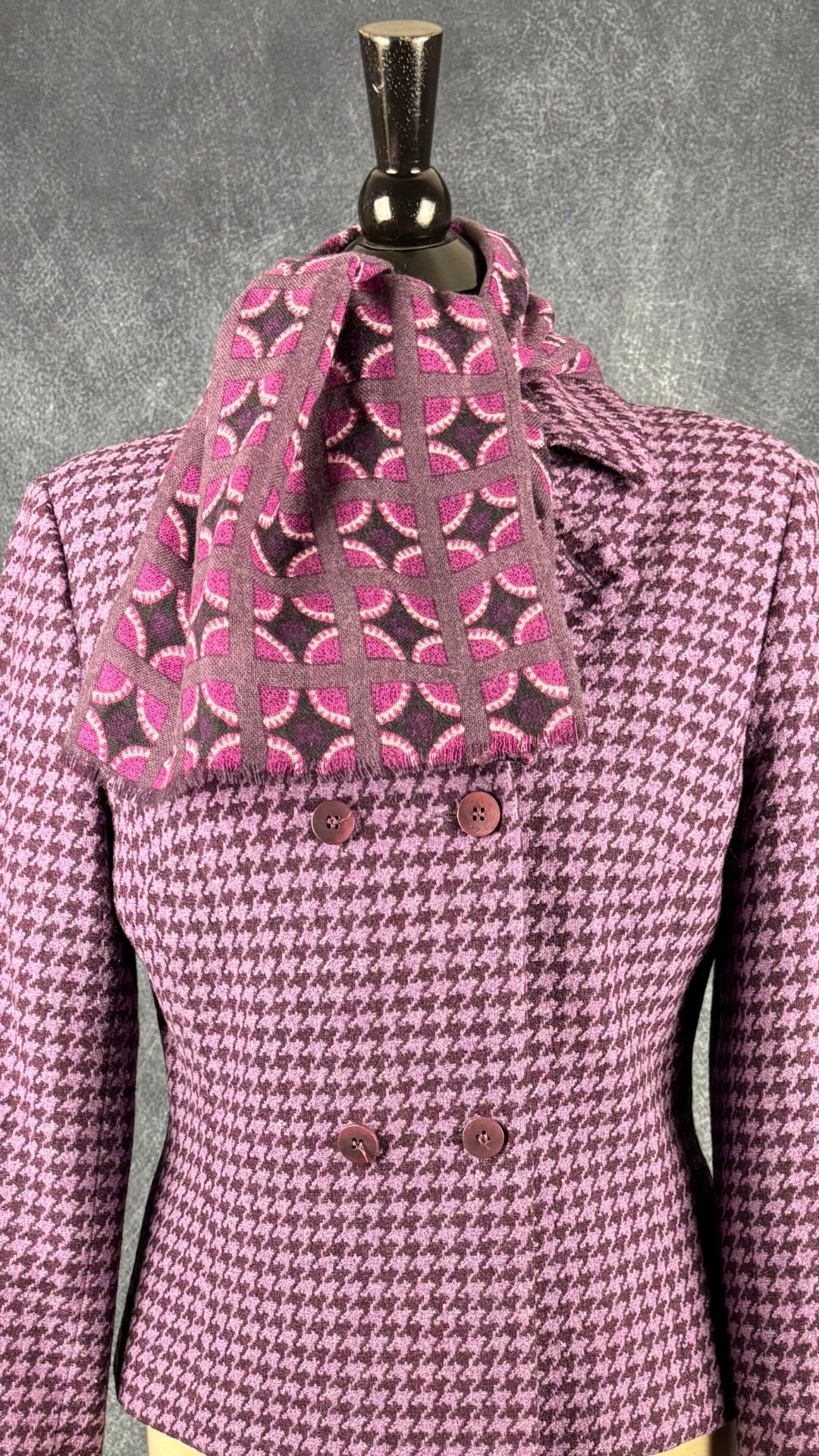 Foulard en cachemire et coton mauve Yarnz, long rectangle. Vue de l'agencement avec le blazer pied-de-poule mauve.