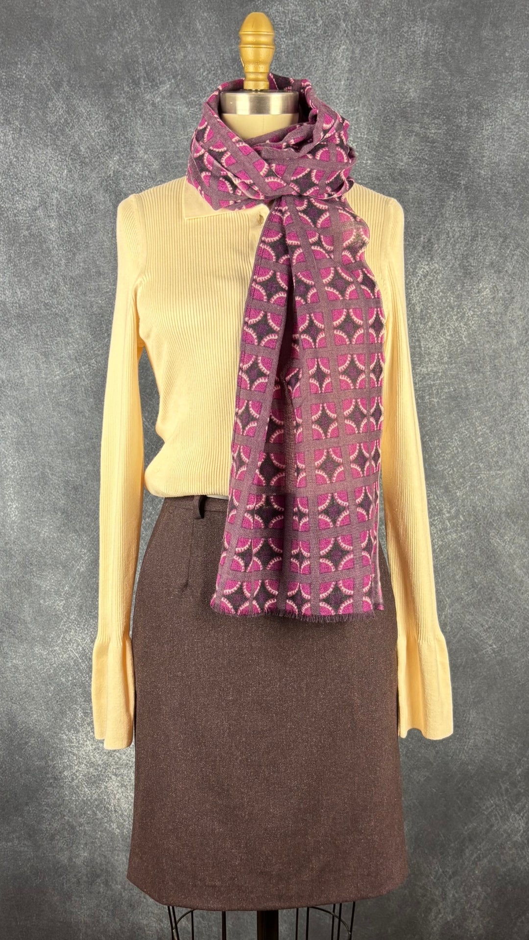 Foulard en cachemire et coton mauve Yarnz, long rectangle. Vue de l'agencement avec le cardigan crème InWear et la jupe aubergine Theory.
