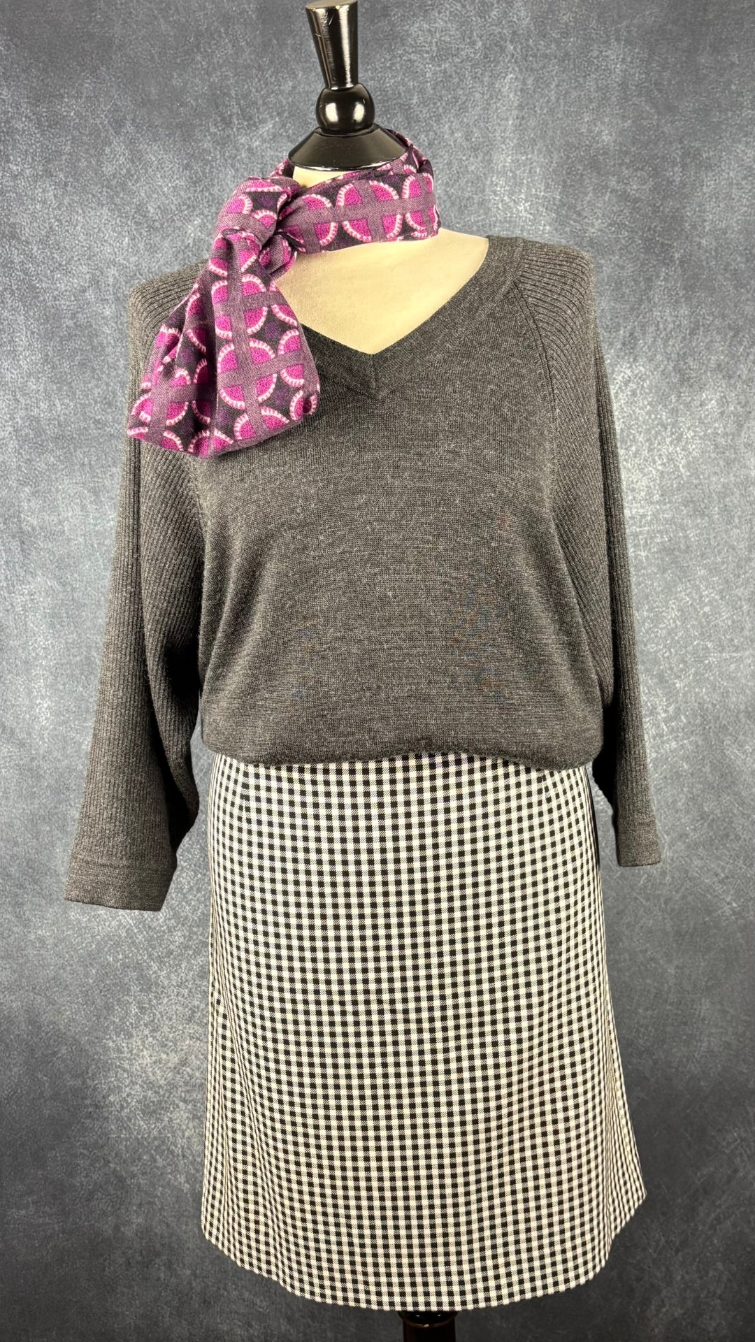 Foulard en cachemire et coton mauve Yarnz, long rectangle. Vue de l'agencement avec le chandail en tricot gris charcoal Part Two et la jupe à carreaux vichy Tristan.