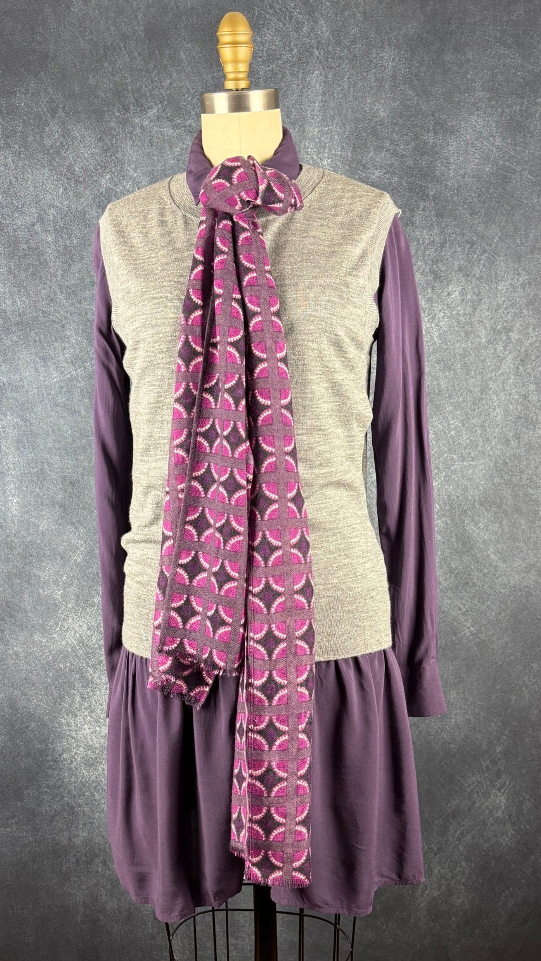 Foulard en cachemire et coton mauve Yarnz, long rectangle. Vue de l'agencement avec le débardeur gris et la robe en soie Theory.