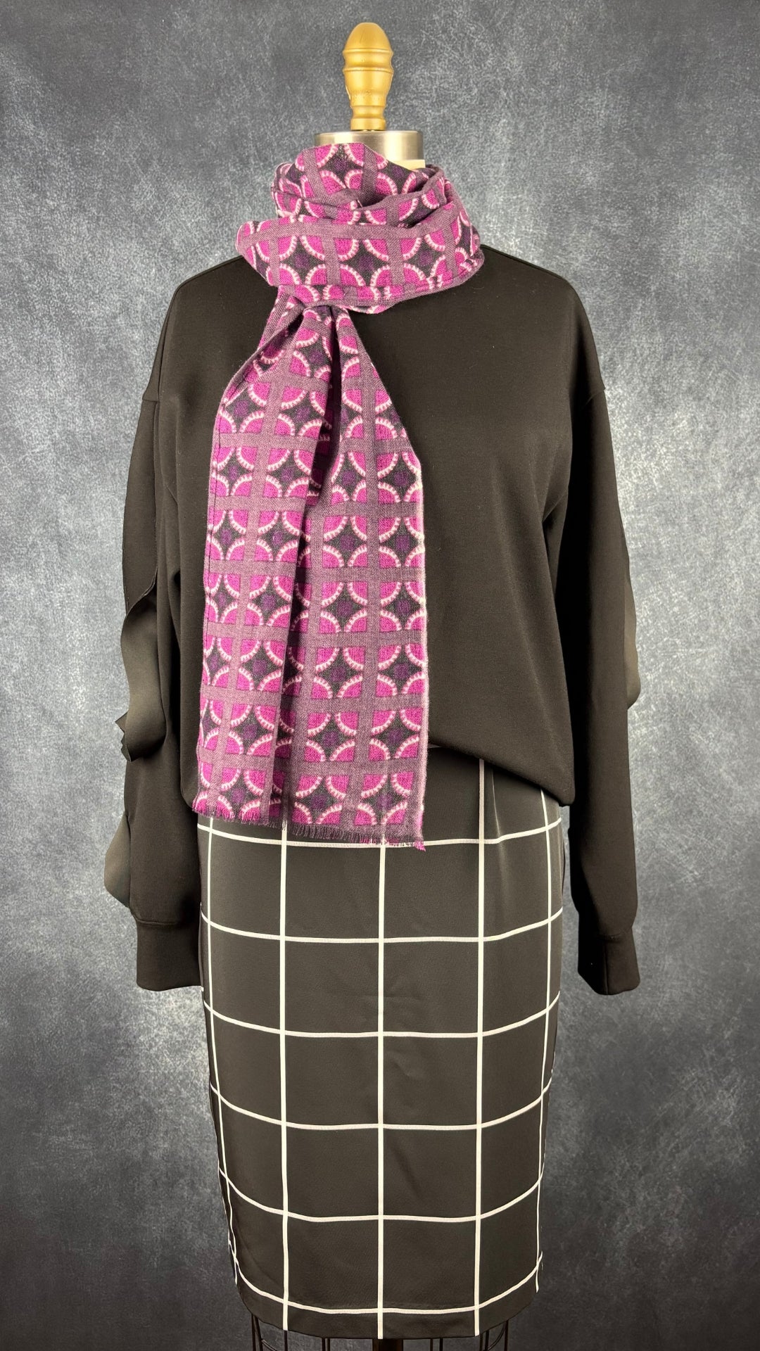 Foulard en cachemire et coton mauve Yarnz, long rectangle. Vue de l'agencement avec la robe à carreaux InWear et le chandail ample Yaya.