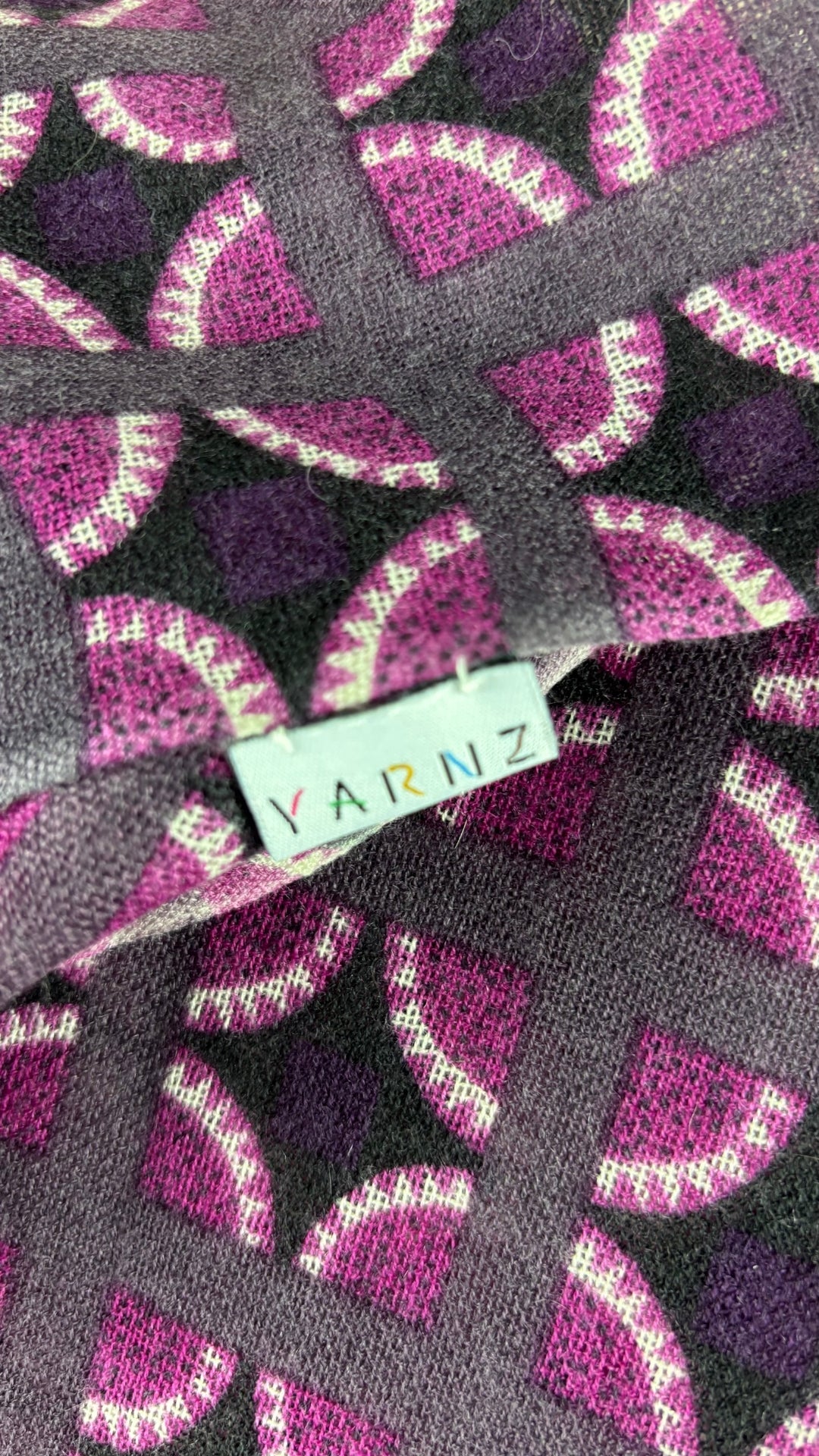 Foulard en cachemire et coton mauve Yarnz, long rectangle. Vue de l'étiquette.