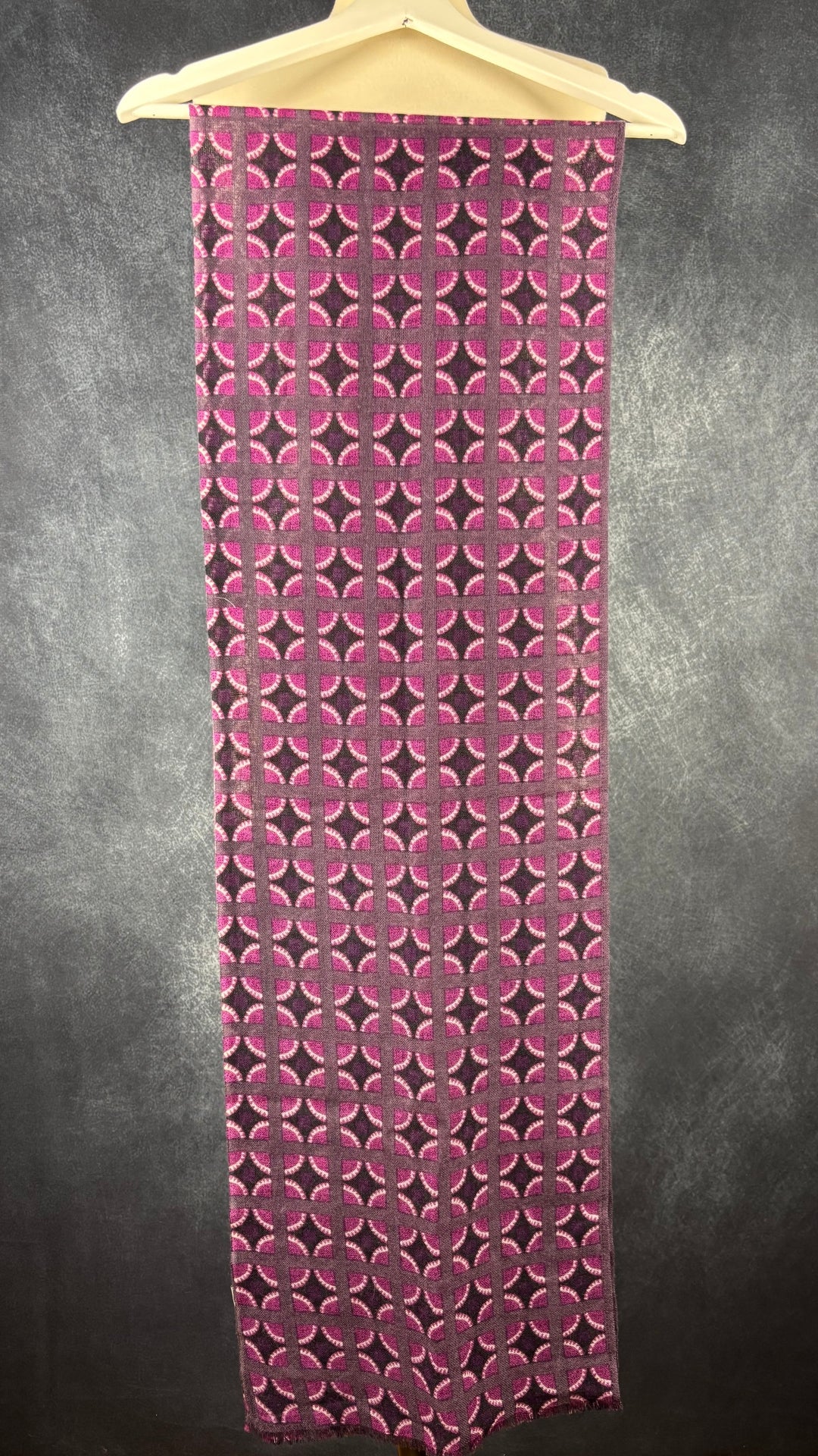 Foulard en cachemire et coton mauve Yarnz, long rectangle. Vue de face, plié sur un cintre.