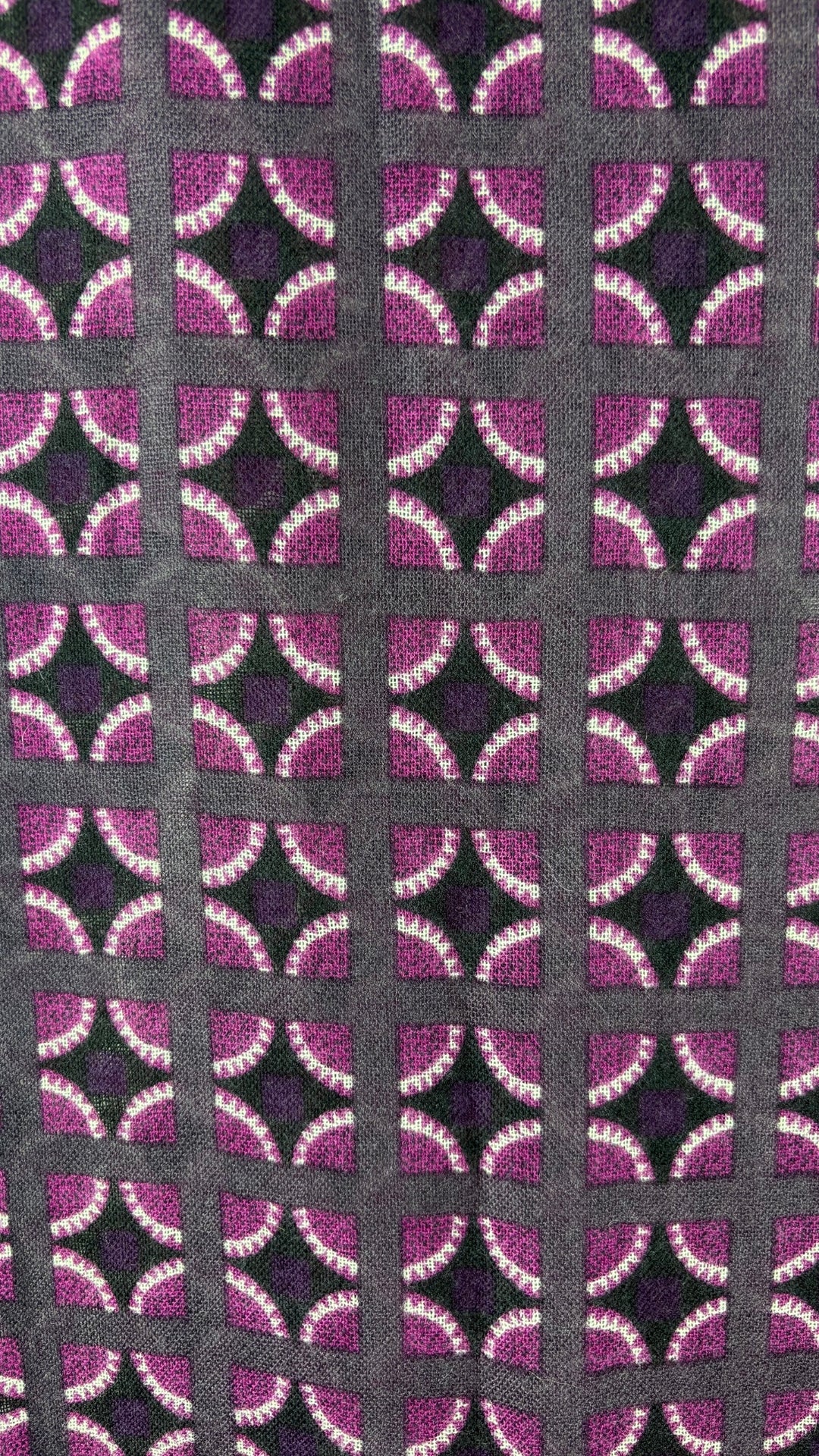 Foulard en cachemire et coton mauve Yarnz, long rectangle. Vue de près du tissu.