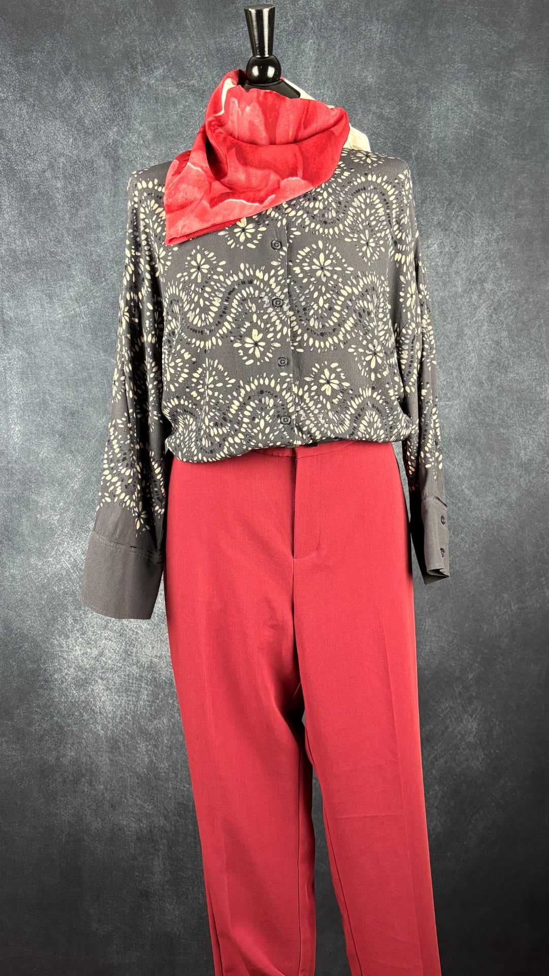 Foulard carré crème avec grosse fleur rouge centrale Mondi, taille 33x35 pouces. Vue de l'agencement avec le pantalon Part Two rouge brique et le chemisier gris à motifs Part Two.