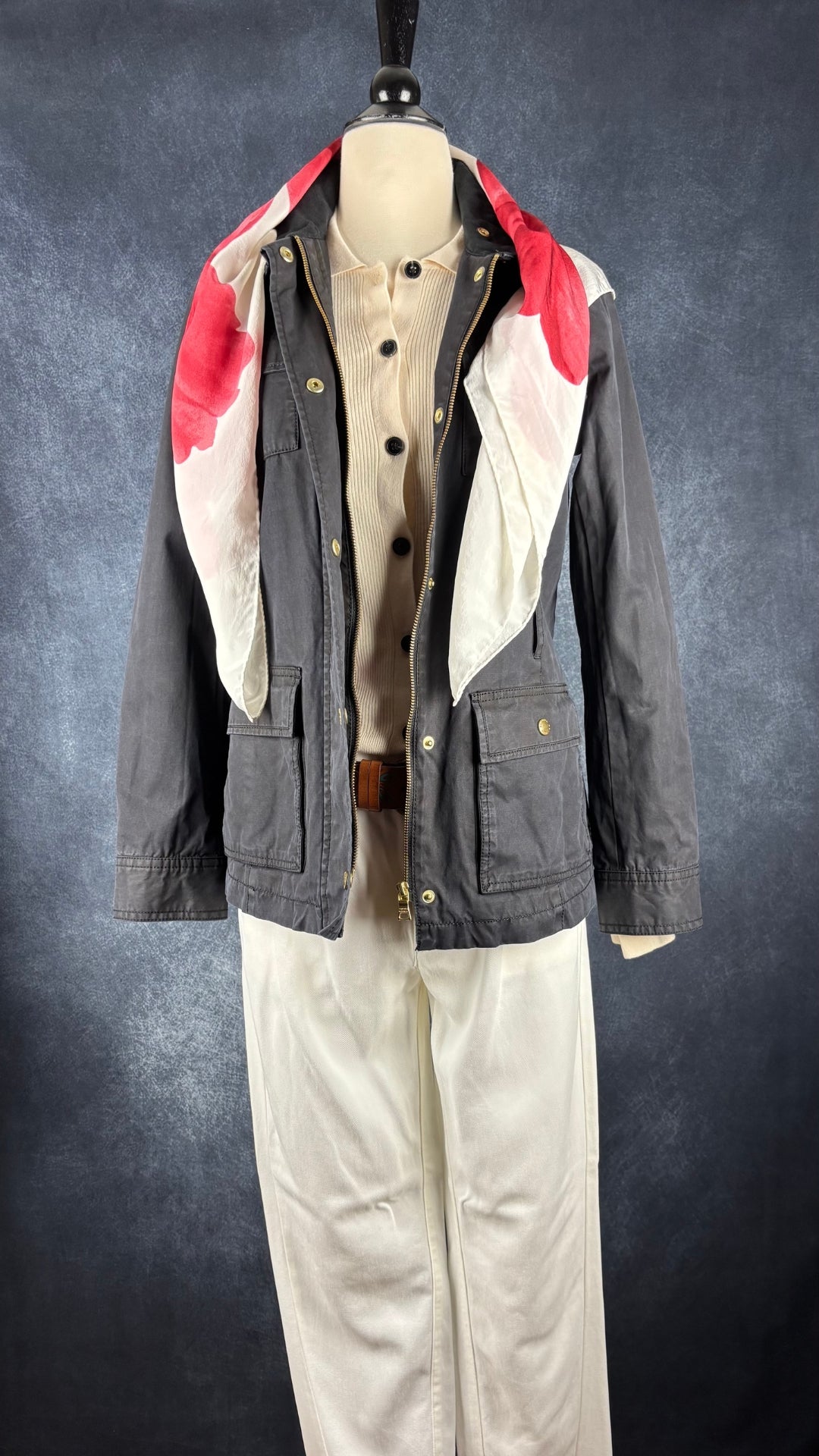 Foulard carré crème avec grosse fleur rouge centrale Mondi, taille 33x35 pouces. Vue de l'agencement avec le pantalon crème Anthropologie, le cardigan crème InWear, la ceinture en cuir à motifs et le manteau Banana Republic.