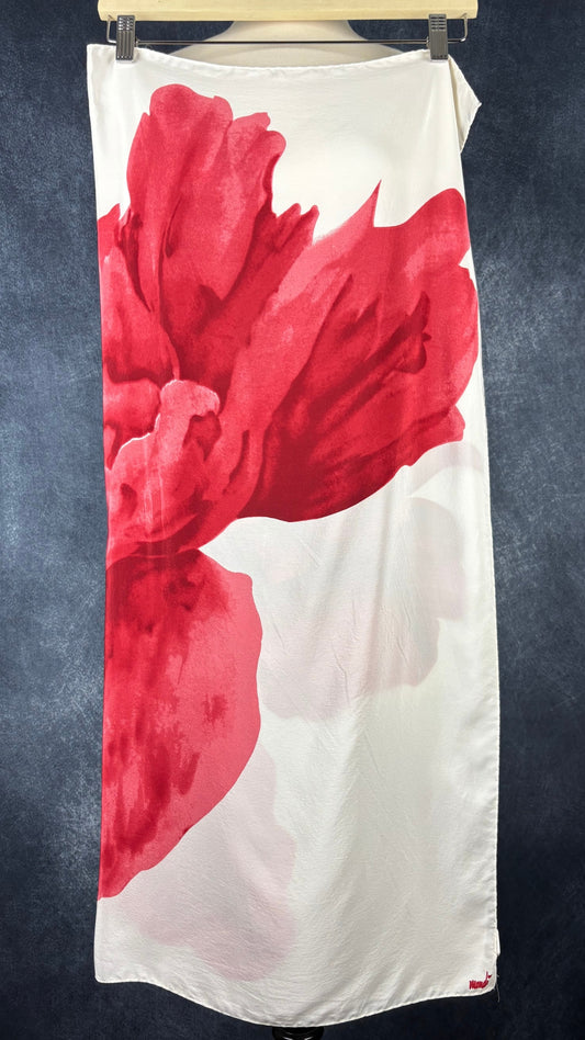 Foulard carré crème avec grosse fleur rouge centrale Mondi, taille 33x35 pouces. Vue du foulard plié en deux sur un cintre (de l'autre côté).