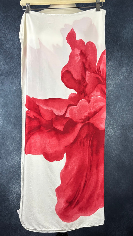 Foulard carré crème avec grosse fleur rouge centrale Mondi, taille 33x35 pouces. Vue de face, foulard plié en deux sur un cintre.