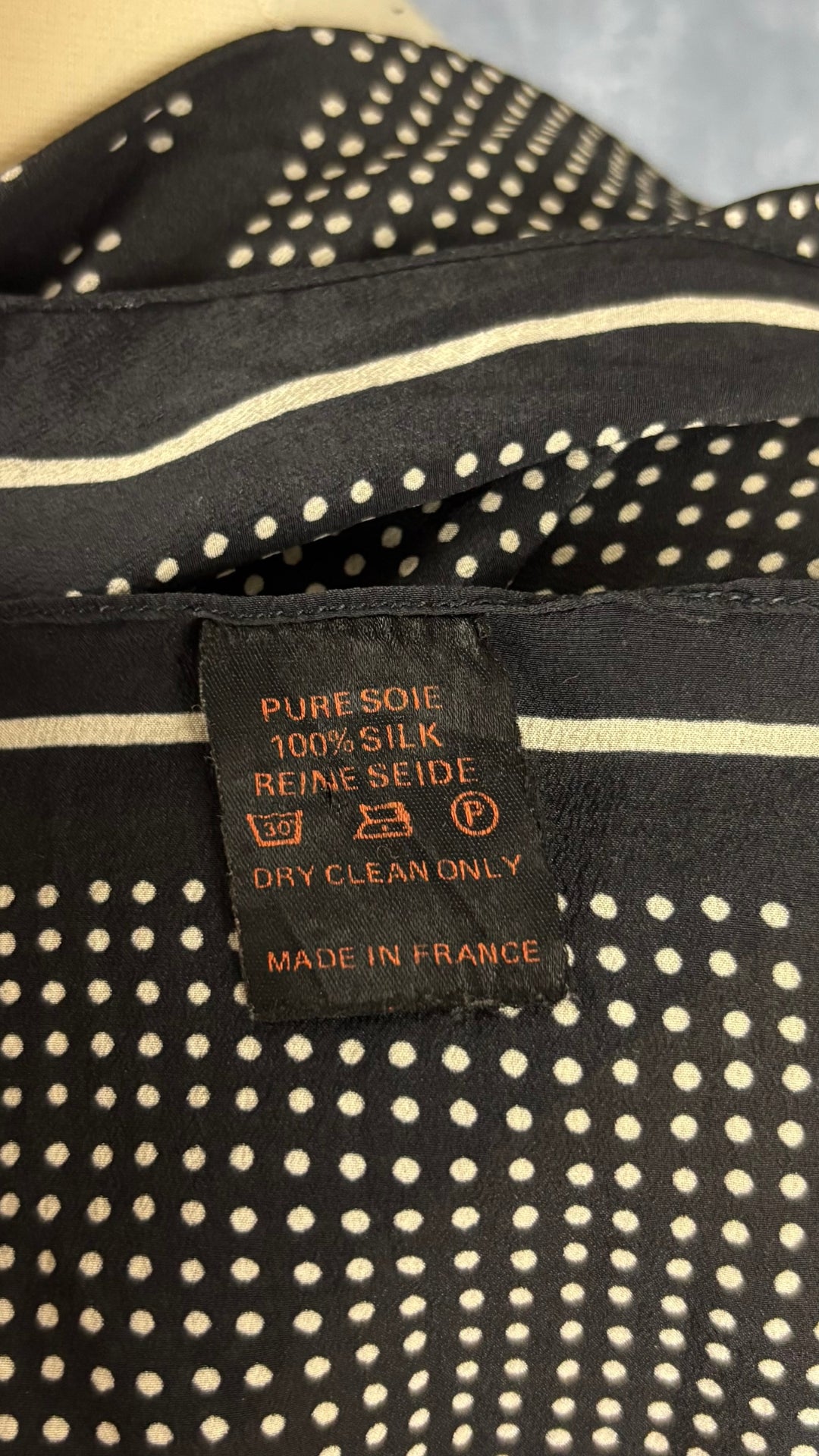 Foulard en soie carré à pois noir et crème. Vue de l'étiquette.