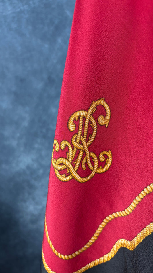 Foulard carré chic classique Ralph Lauren. Vue de près du monogramme.