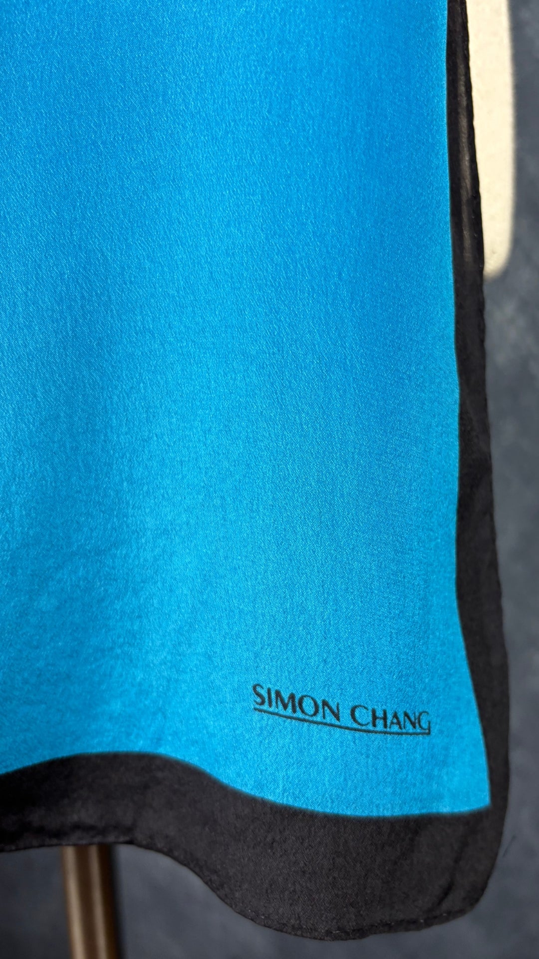 Foulard coloré à motifs géo Simon Chang, format carré. Vue de la marque dans le coin.
