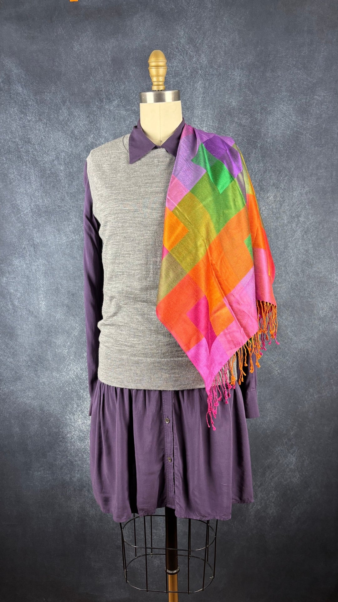 Grand foulard rectangulaire en twill de soie colorée. Vue de l'agencement avec la robe en soie Theory et le débardeur gris Banana Republic.