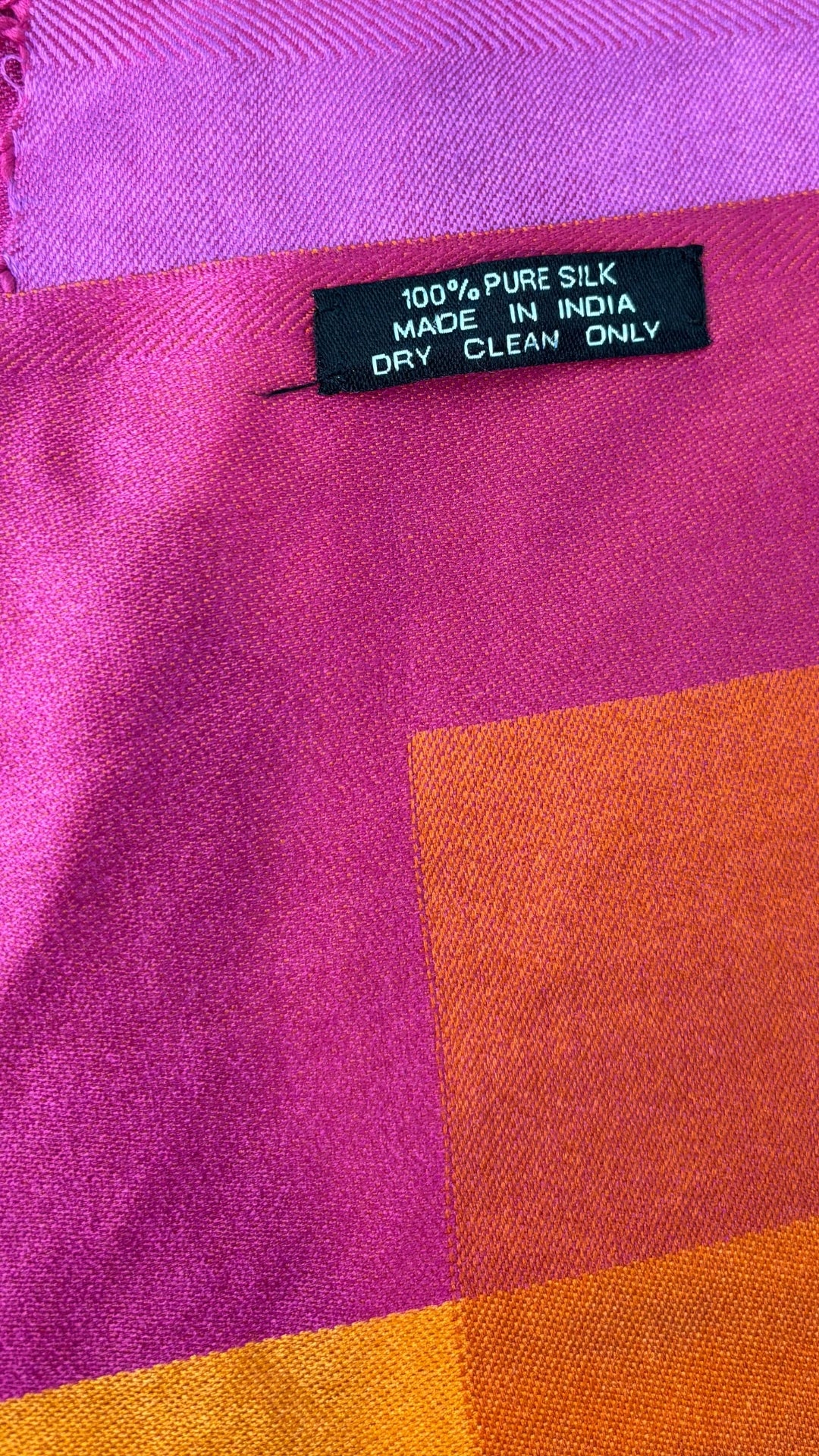 Grand foulard rectangulaire en twill de soie colorée. Vue de l'étiquette.