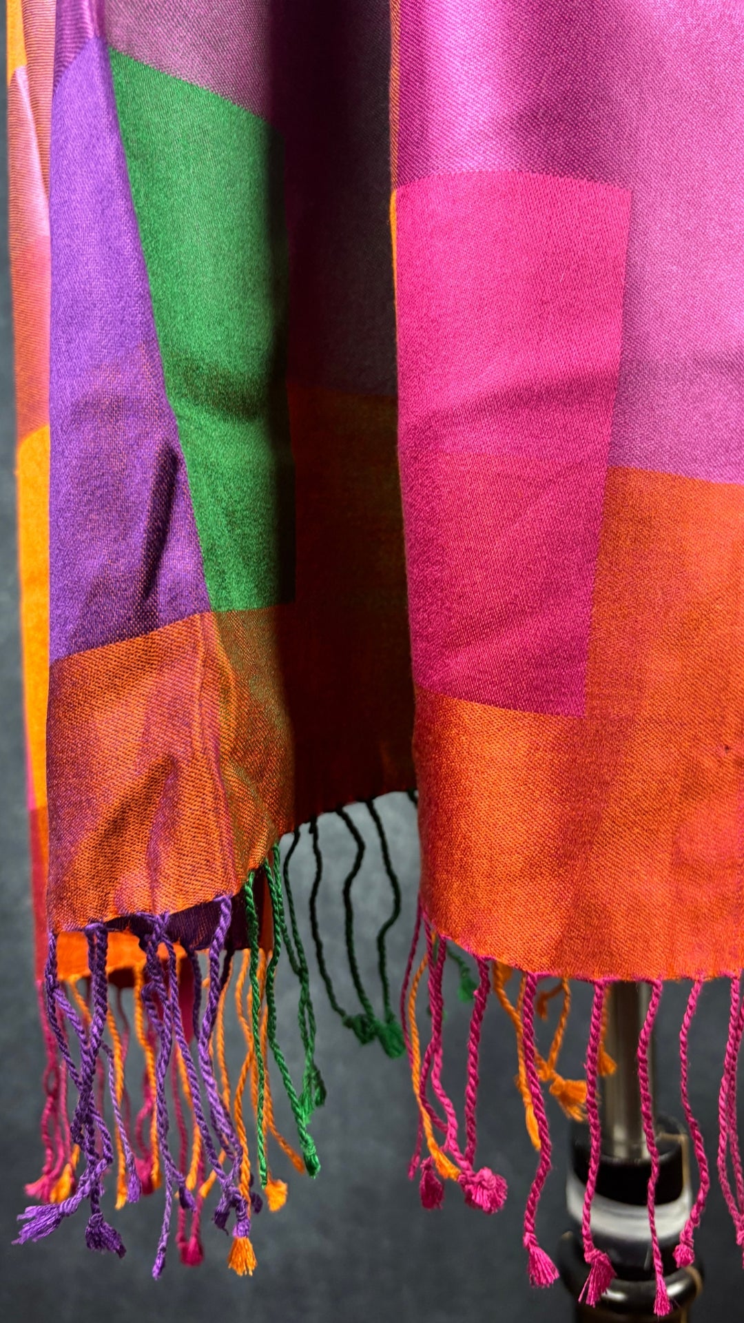 Grand foulard rectangulaire en twill de soie colorée. Vue des franges.