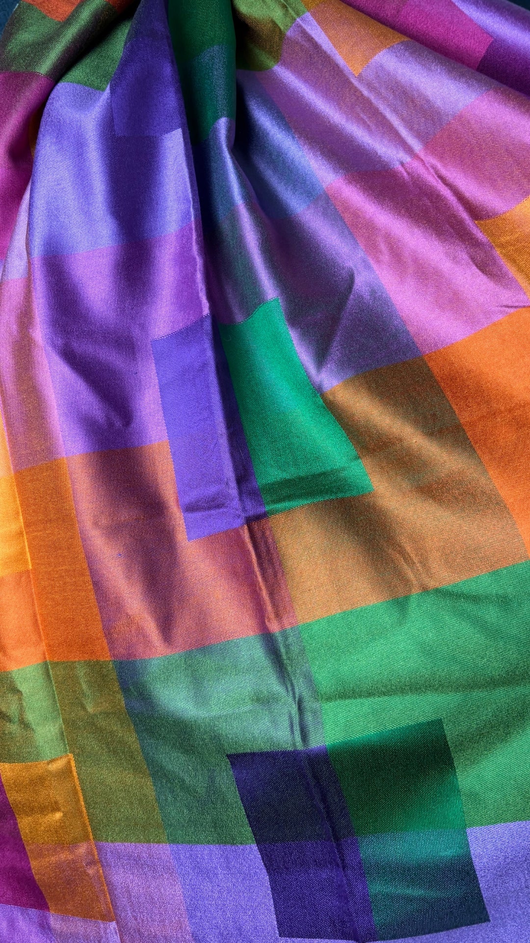 Grand foulard rectangulaire en twill de soie colorée. Vue de près des couleurs et texture.