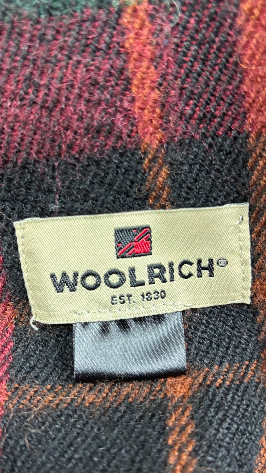 Foulard en lainage à carreaux Woolrich rectangulaire. Vue de l'étiquette.