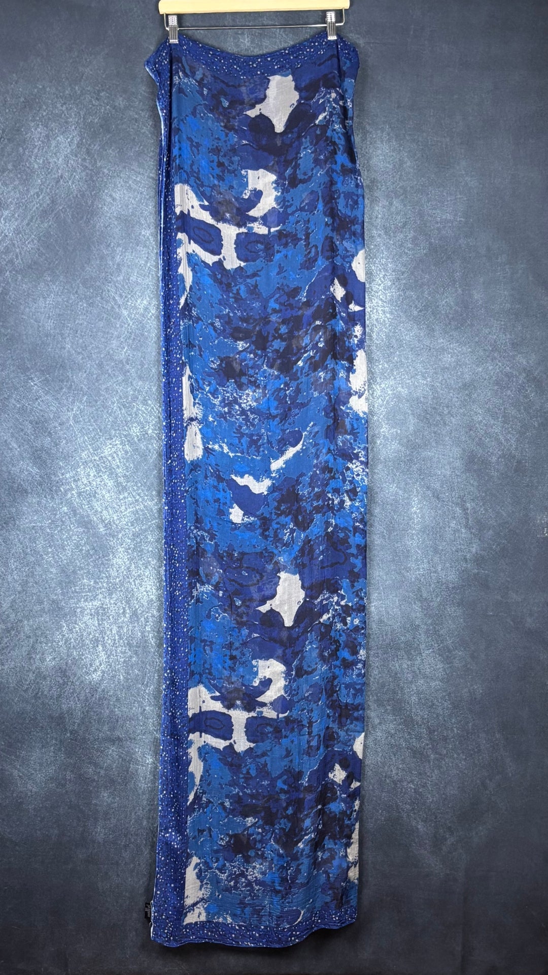 Foulard à motifs abstraits gris et bleu en viscose, Sandwich, taille grand rectangle. Vue du foulard plié en deux sur le sens de la longueur.