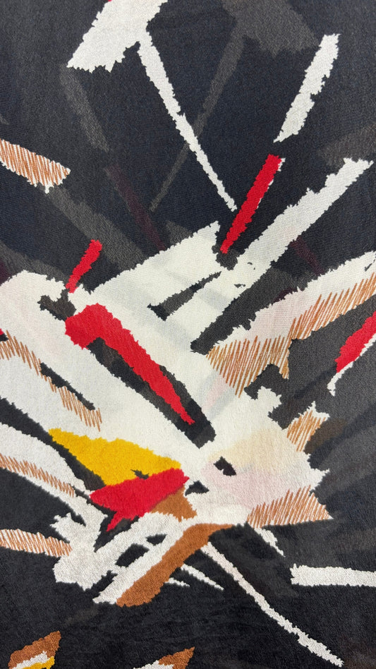 Foulard noir, blanc et rouge Monique Martin, rectangulaire long. Vue de près du tissu.