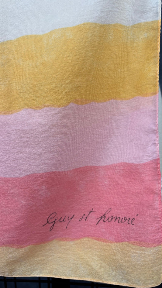 Foulard aux douces rayures colorées de format rectangulaire long Guy St. Honoré. Vue de près de la marque.