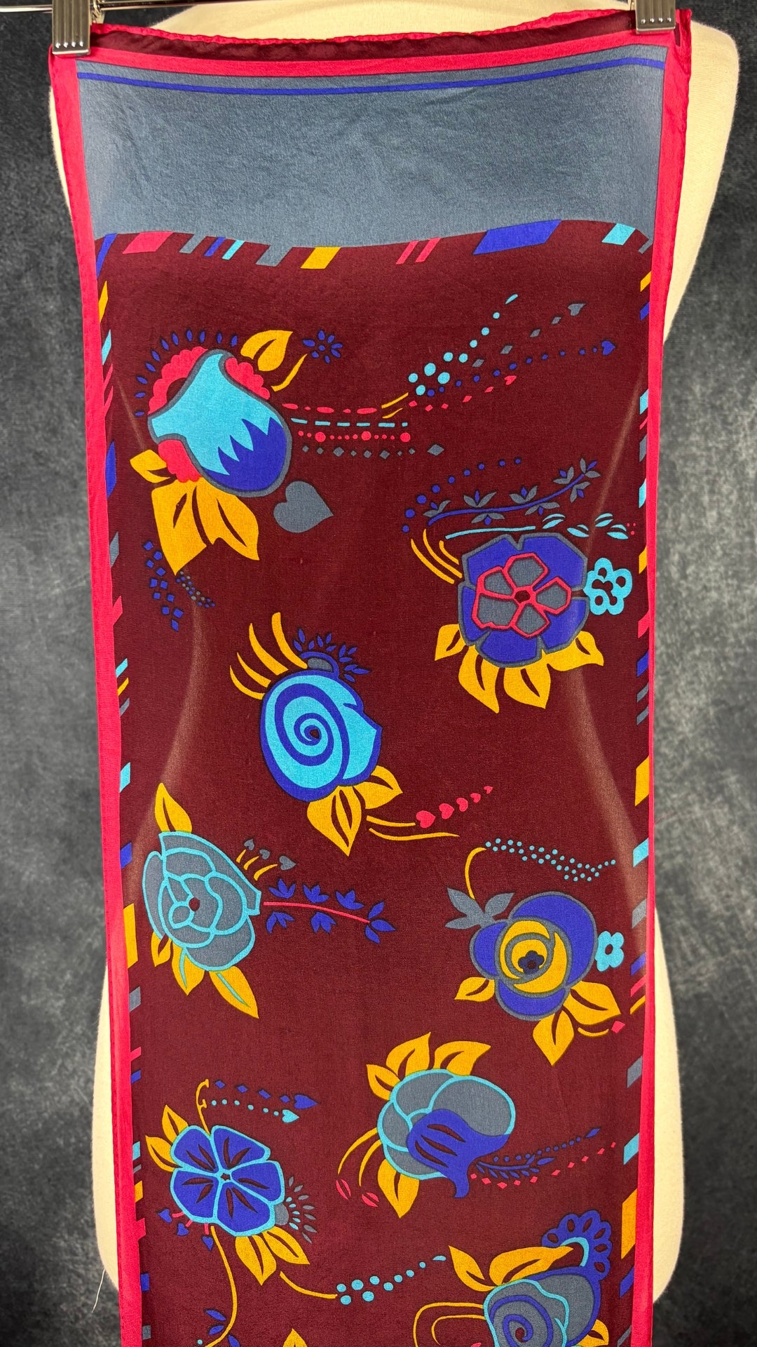 Foulard rectangulaire long Lanvin Paris, motifs floraux aux couleurs automnales. Vue du tissu.