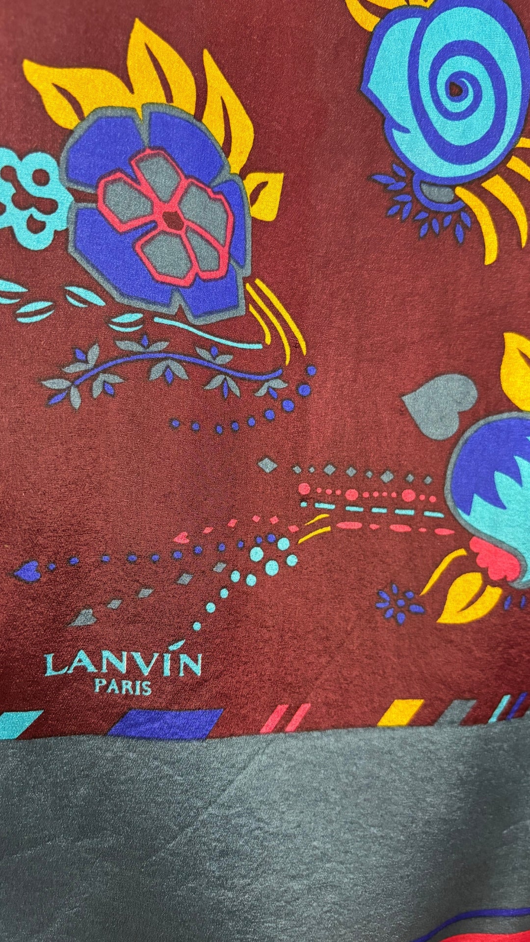 Foulard rectangulaire long Lanvin Paris, motifs floraux aux couleurs automnales. Vue de près de la marque.