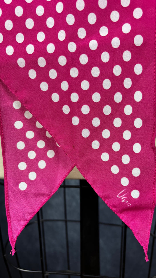 Foulard rose étroit à extrémités en pointe à pois blanc Vera. Vue de la marque inscrite sur la pointe du foulard.