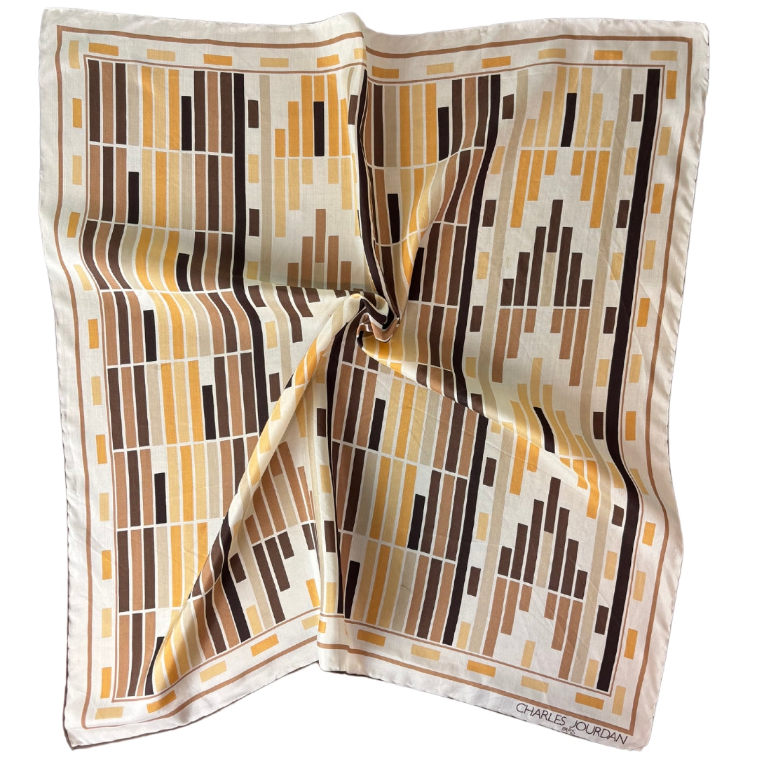 Foulard en soie motifs rectanguraires, carré. Vue de haut, foulard légèrement froissé.