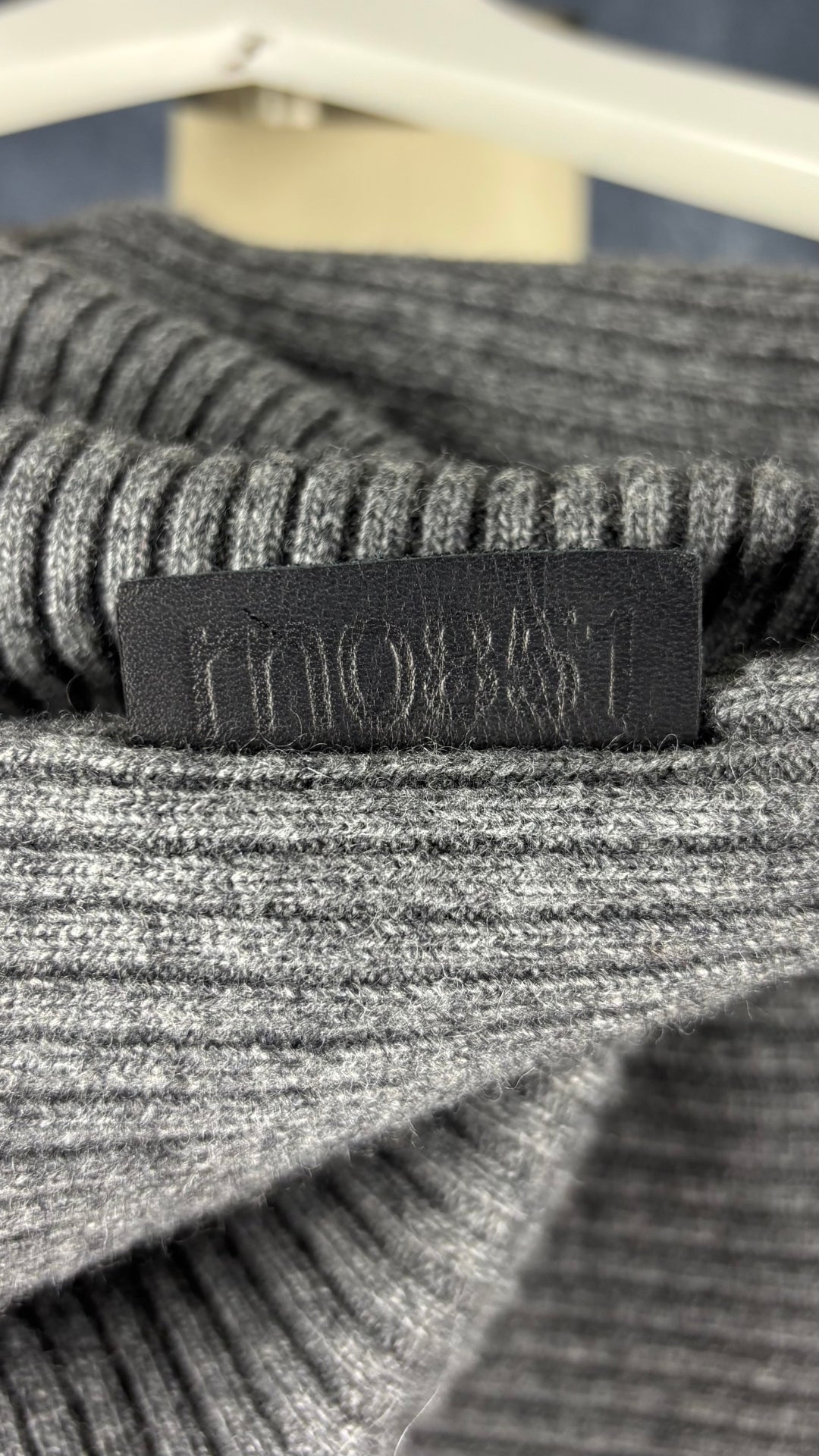 Foulard tube gris M0851. Vue de l'étiquette de la marque.