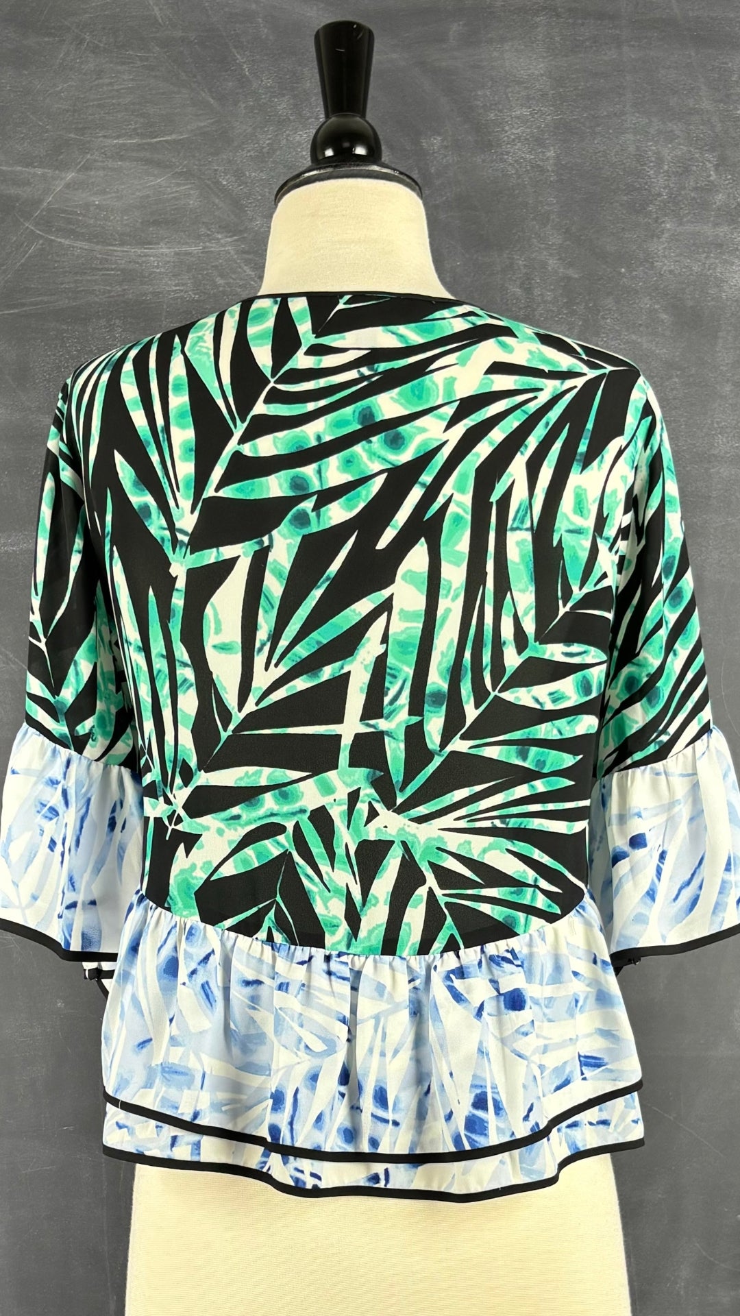 Haut coloré à volants BCBC Max Azria, taille xs/s. Vue de dos.