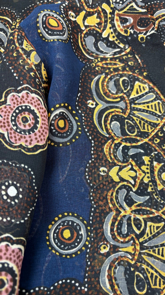 Blouse fluide translucide à motifs La fée Maraboutée, taille 38 (m). Vue de près du tissu.