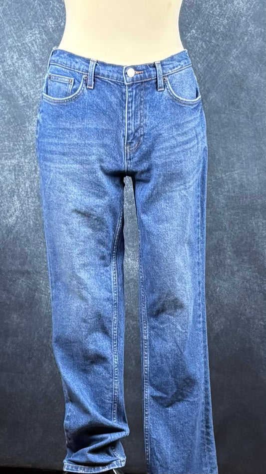 Jeans coupe étroite délavage bleu moyen Yoga Jeans, taille 29. Vue de face, sur le mannequin.