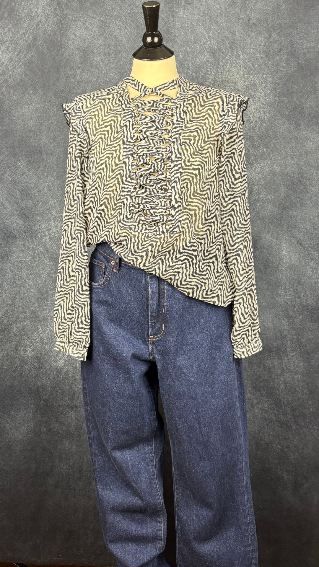 Jeans foncé modèle Uma galbé de Denim Forum, taille 29. Vue de l'agencement avec la blouse zigzag Scotch & Soda.
